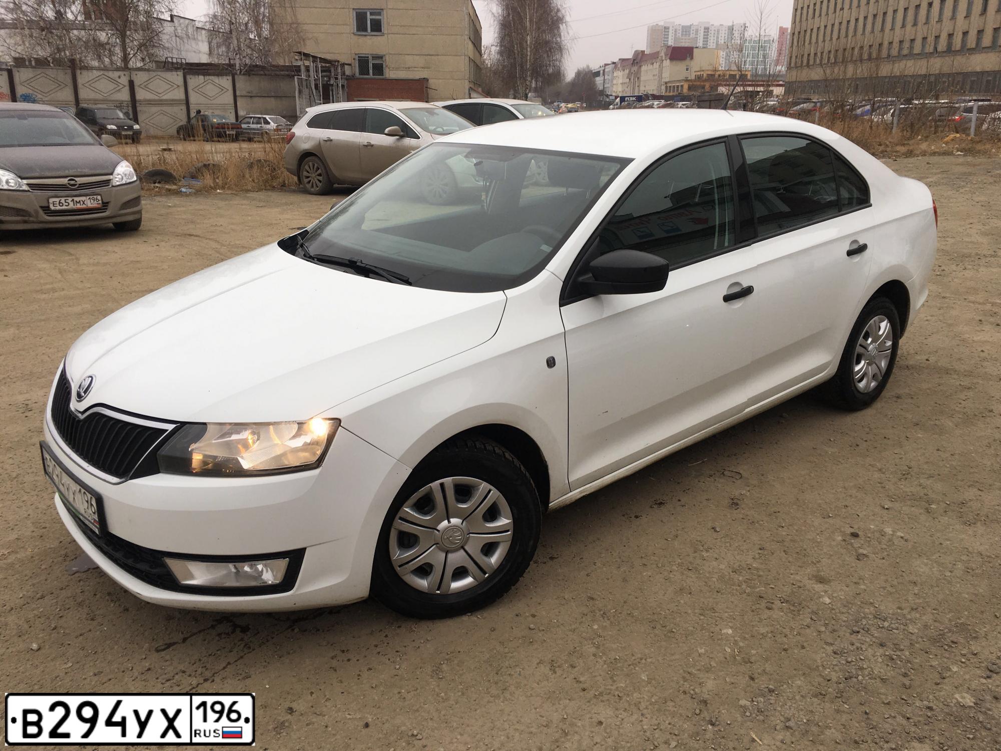 Фото автомобиля SKODA RAPID, 2015 — госномер В294УХ196. Цвет: Белый