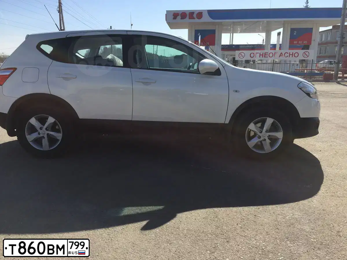 Фото автомобиля NISSAN QASHQAI, 2013 — госномер Т191АК777. Цвет: Белый