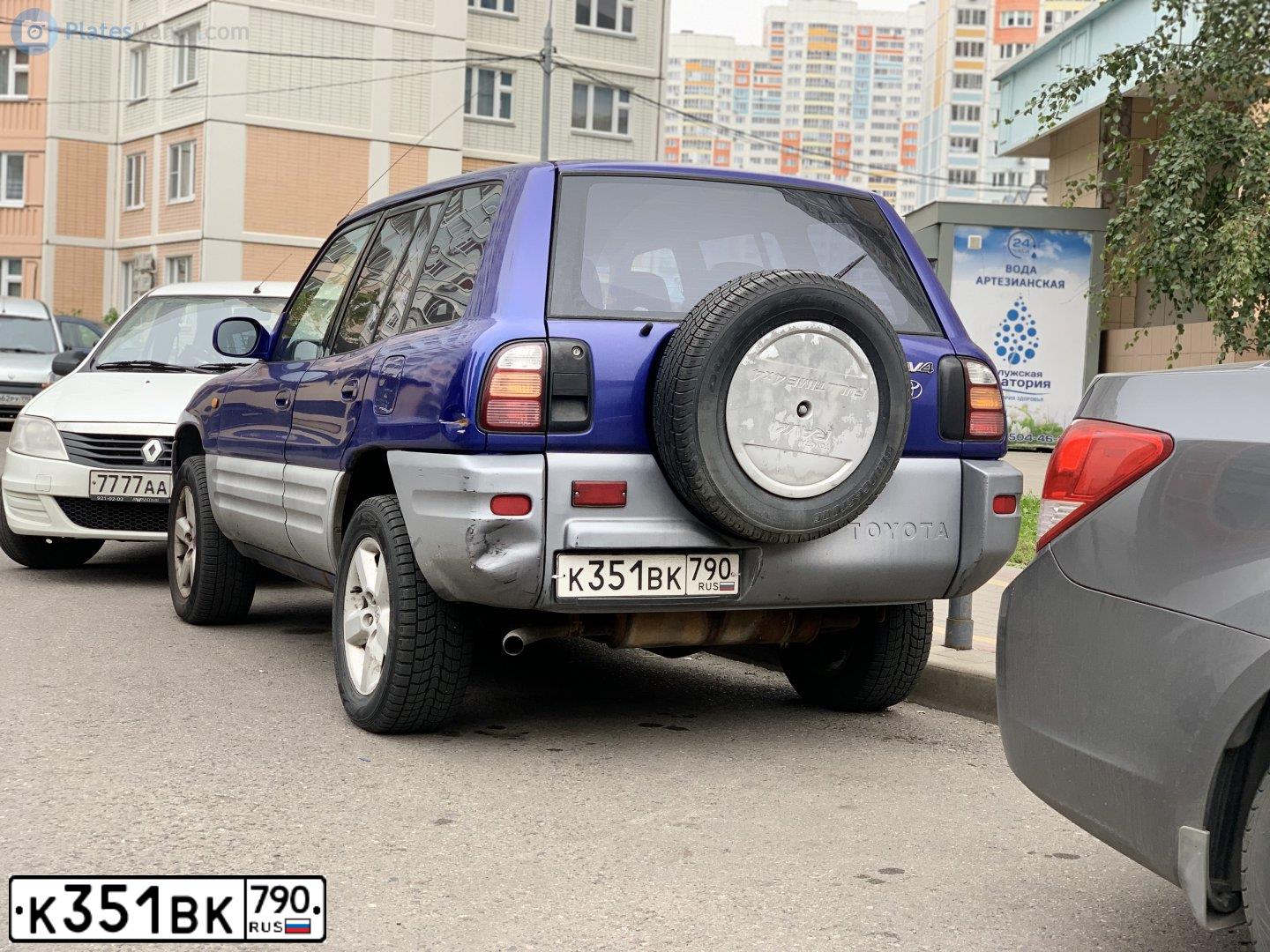 Фото автомобиля TOYOTA RAV4, 1998 — госномер М886РМ99. Цвет: синий