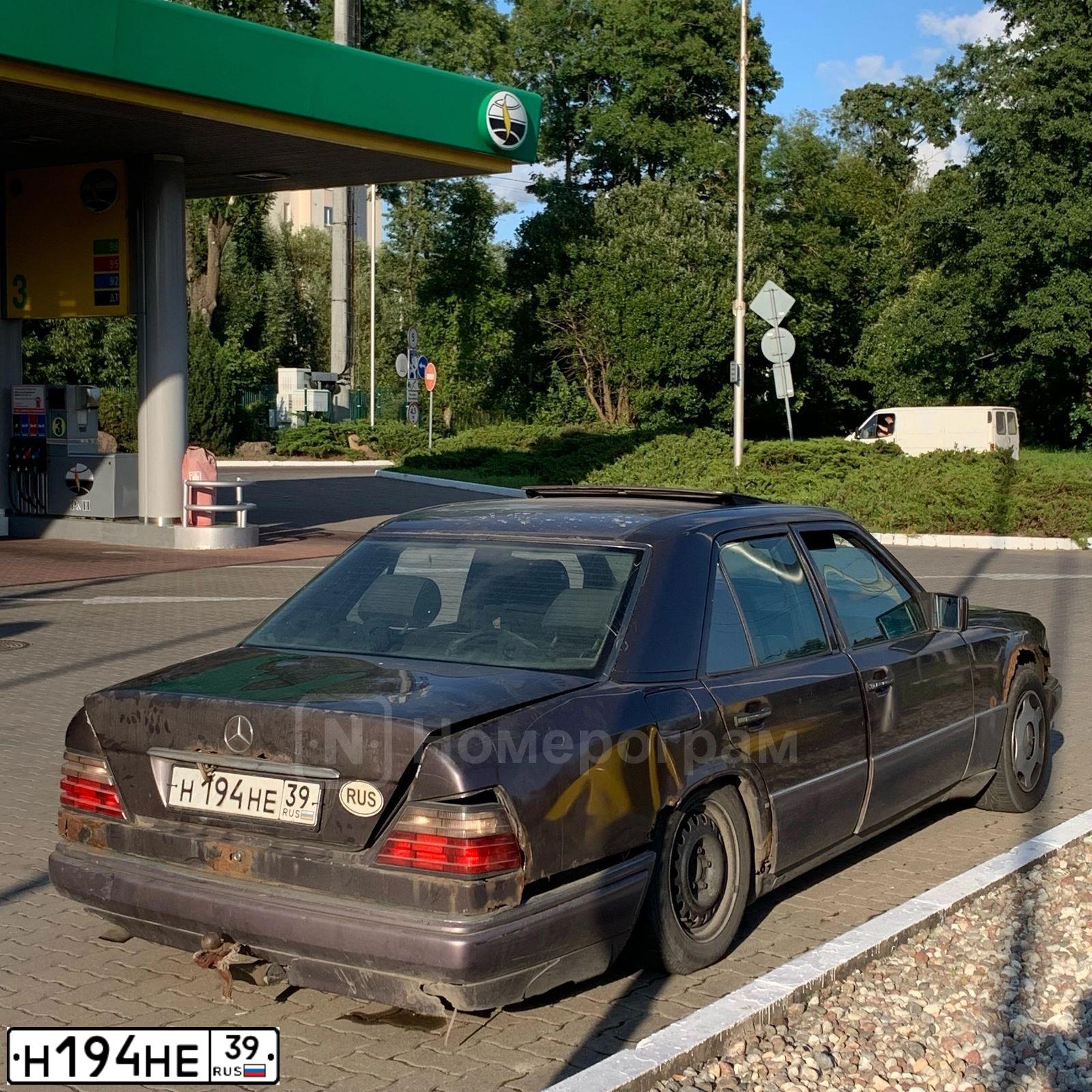 Фото автомобиля MERCEDES E-KLASSE, 1993 — госномер Н194НЕ39. Цвет: ФИОЛЕТОВЫЙ