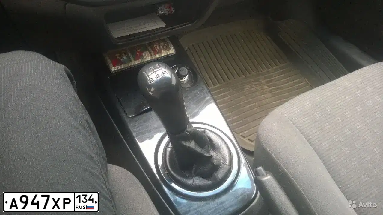 Фото автомобиля MITSUBISHI LANCER, 2004 — госномер Т153НЕ30. Цвет: Серебристый