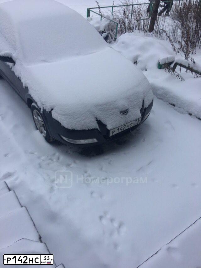 Фото автомобиля NISSAN ALMERA, 2007 — госномер Р142НС33. Цвет: ЧЕРНЫЙ
