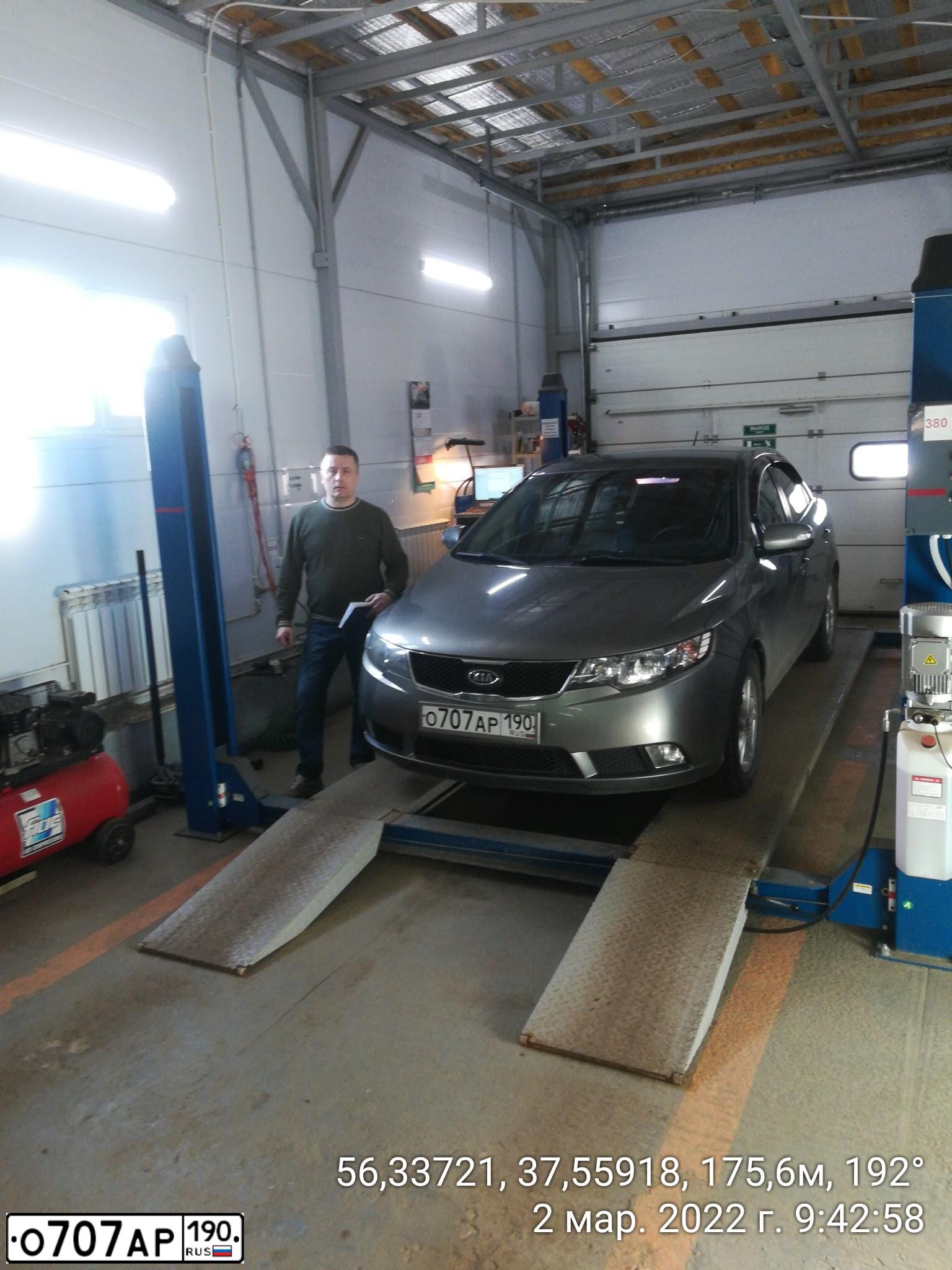 Фото автомобиля KIA CERATO, 2009 — госномер О707АР190. Цвет: СЕРЫЙ