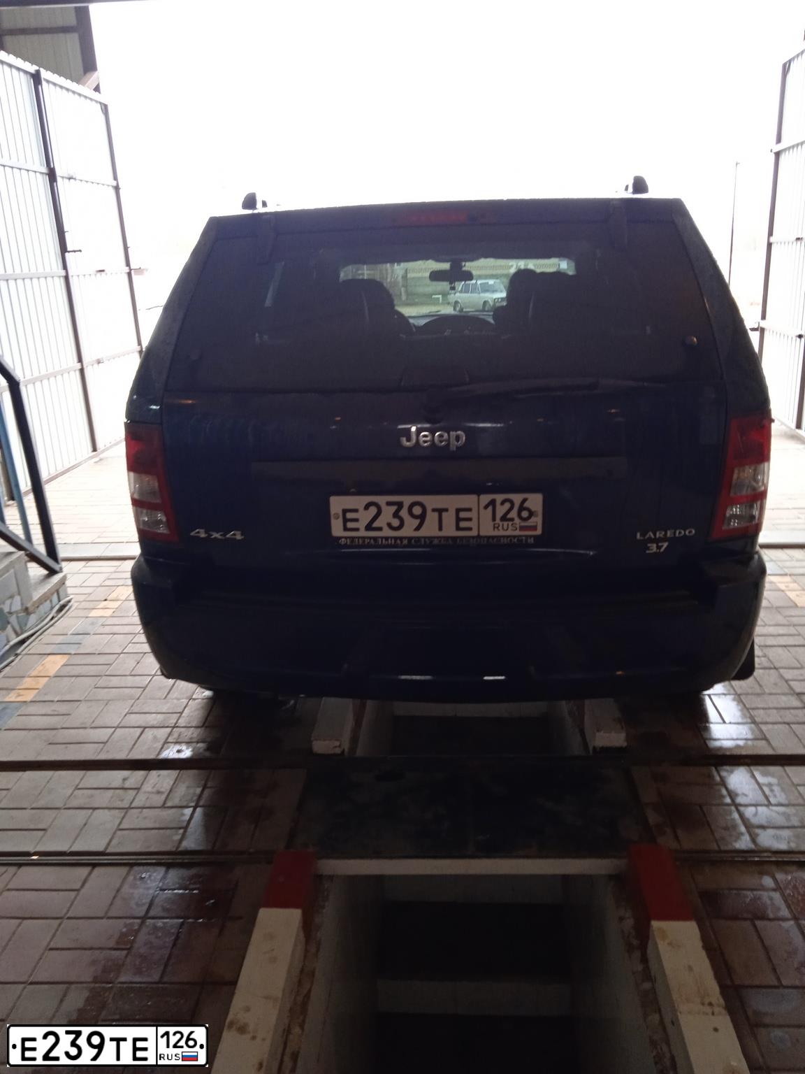 Фото автомобиля JEEP GRAND CHEROKEE, 2004 — госномер Е239ТЕ126. Цвет: ТЕМНО-СИНИЙ