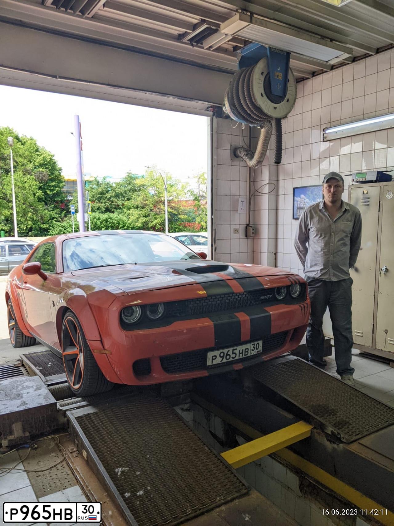 Фото автомобиля DODGE CHALLENGER, 2008 — госномер Н462СЕ193. Цвет: Оранжевый