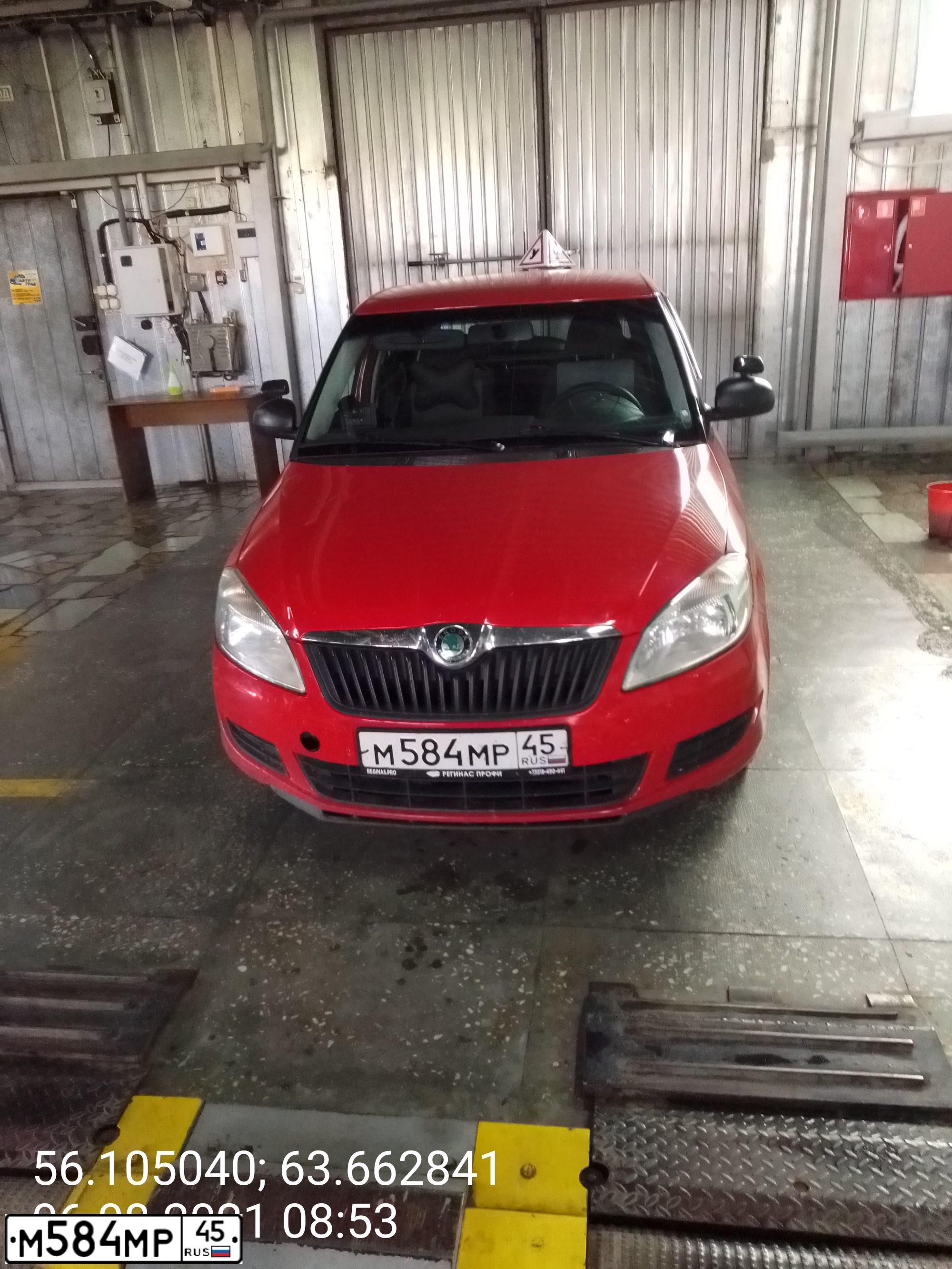Фото автомобиля SKODA FABIA, 2012 — госномер М584МР45. Цвет: Красный