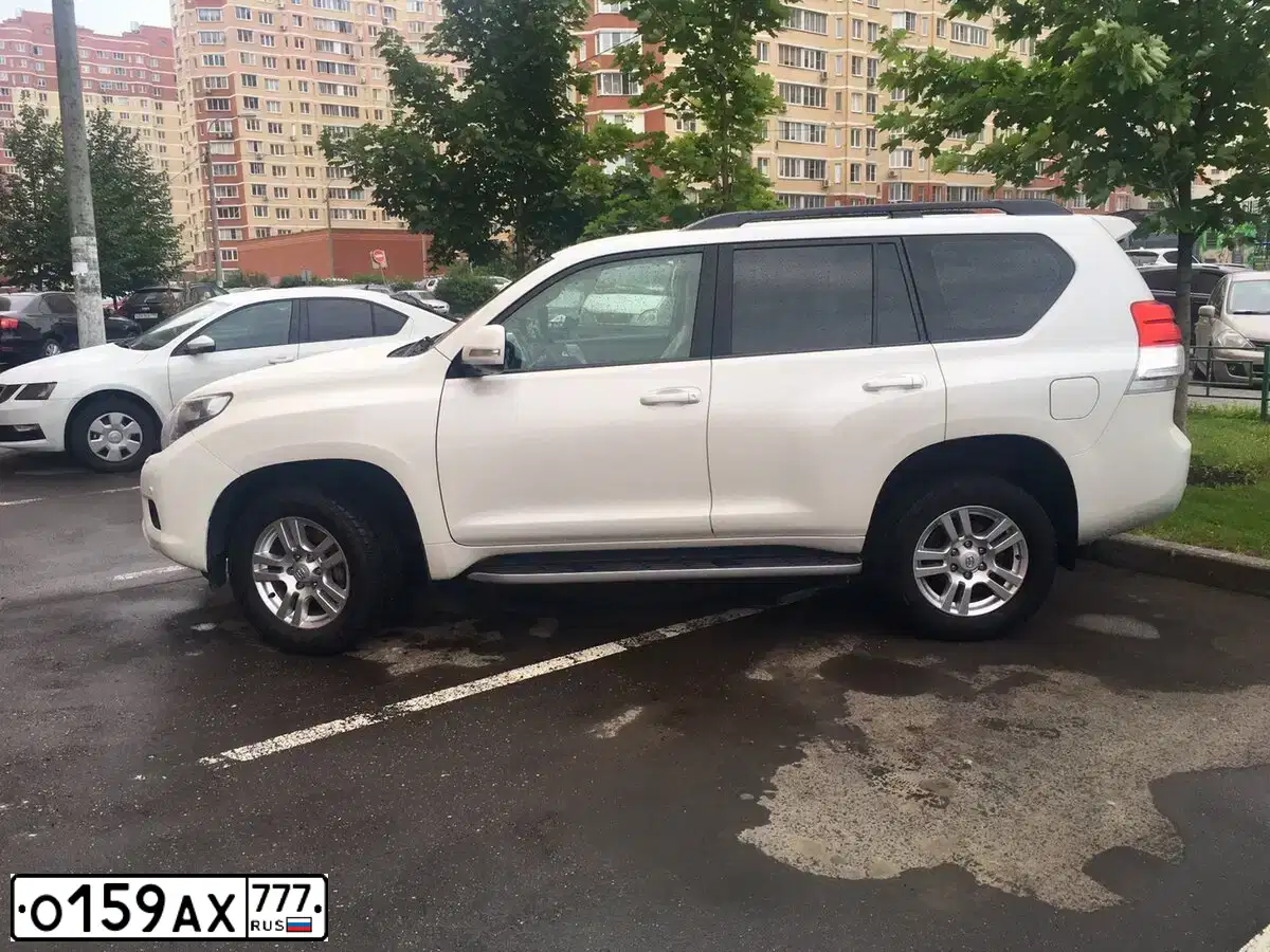 Фото автомобиля TOYOTA LANDCRUISER, 2011 — госномер О159АХ777. Цвет: Белый
