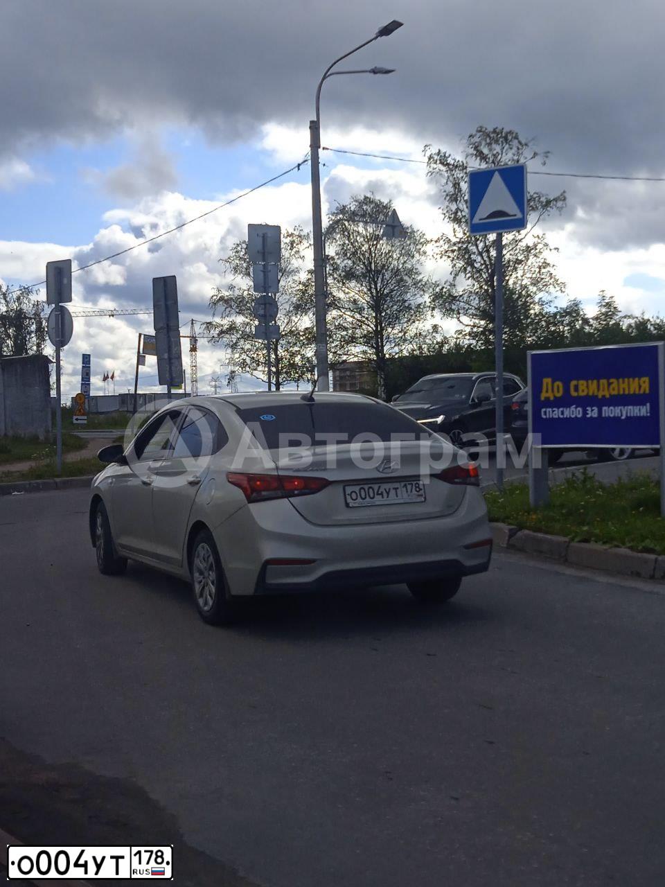 Фото автомобиля KIA RIO, 2013 — госномер О004УТ178. Цвет: СЕРЫЙ