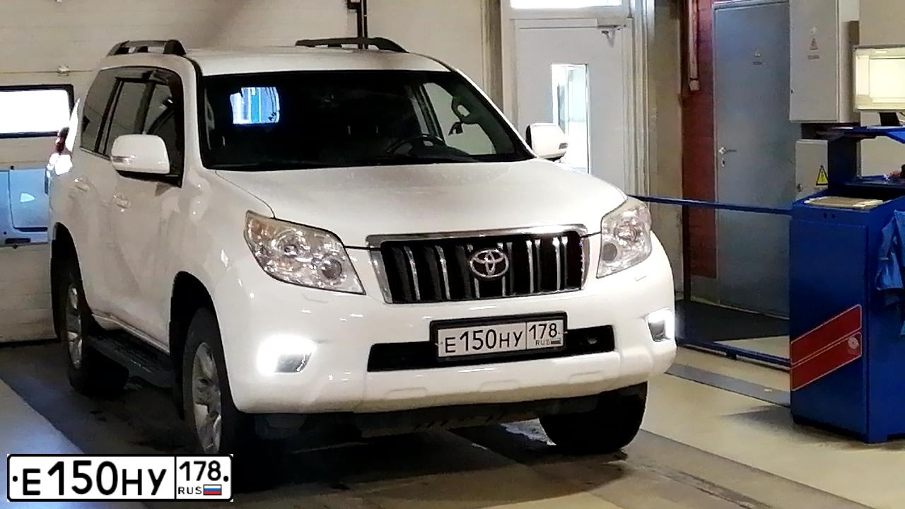 Фото автомобиля TOYOTA LANDCRUISER, 2011 — госномер Е150НУ178. Цвет: БЕЛЫЙ