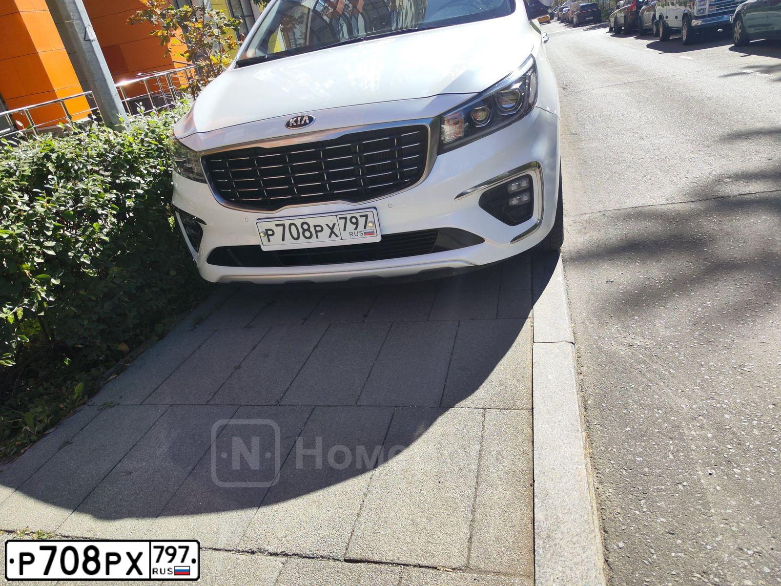 Фото автомобиля KIA CARNIVAL, 2019 — госномер Р708РХ797. Цвет: Белый