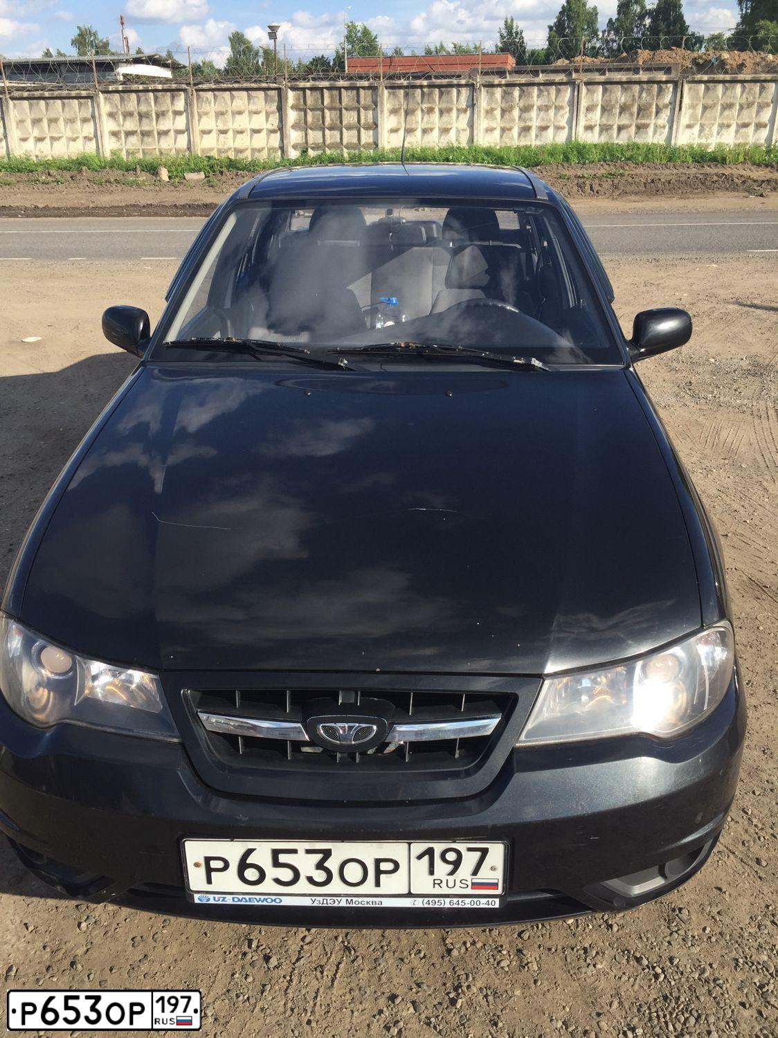 Фото автомобиля DAEWOO NEXIA, 2011 — госномер У580НН05. Цвет: Бледно-Черный