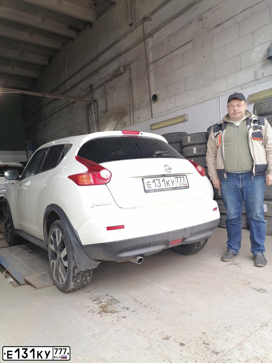 Фото автомобиля NISSAN JUKE, 2014 — госномер Е131КУ777. Цвет: Белый