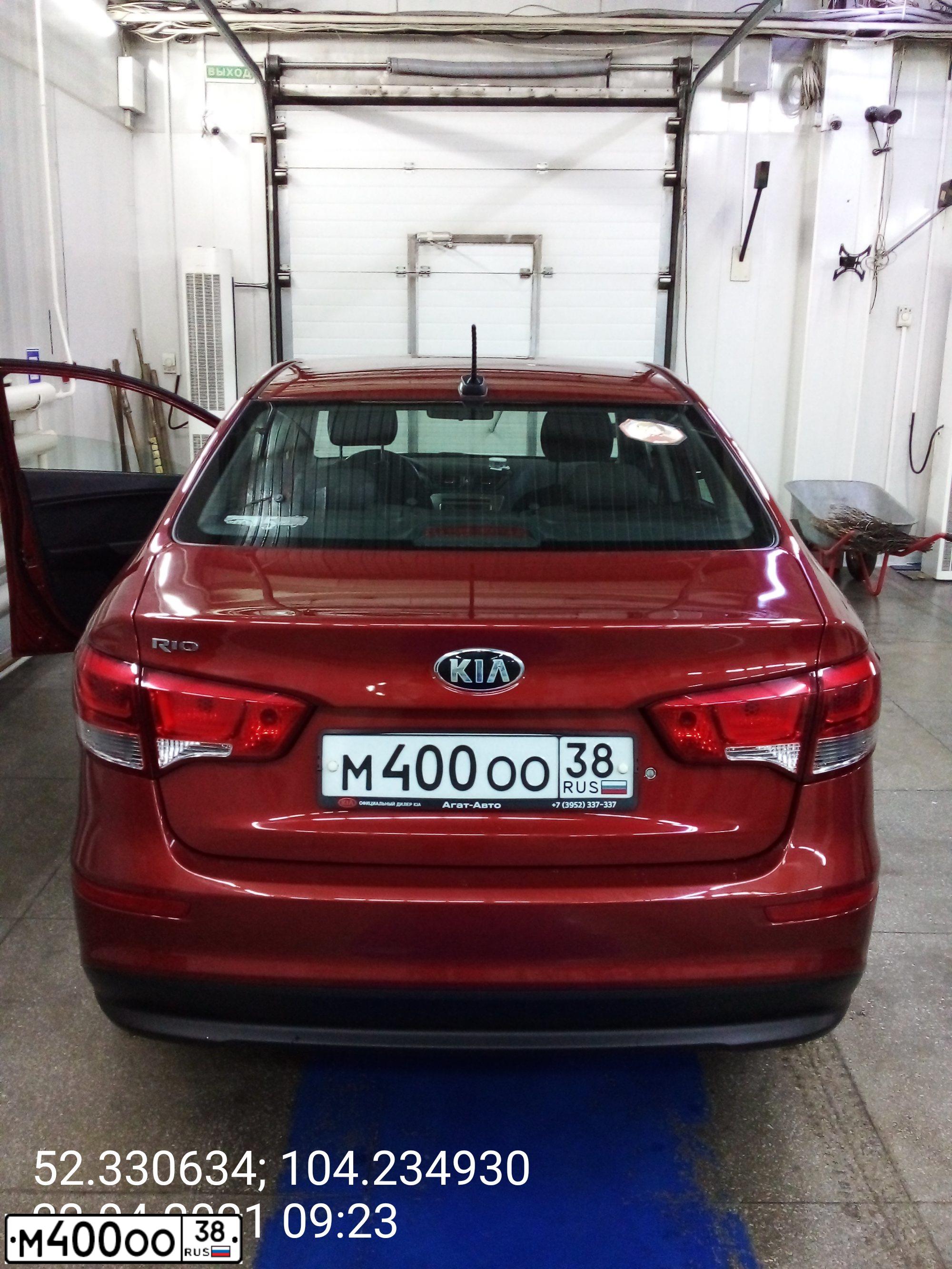 Фото автомобиля KIA RIO, 2017 — госномер М400ОО38. Цвет: КРАСНЫЙ