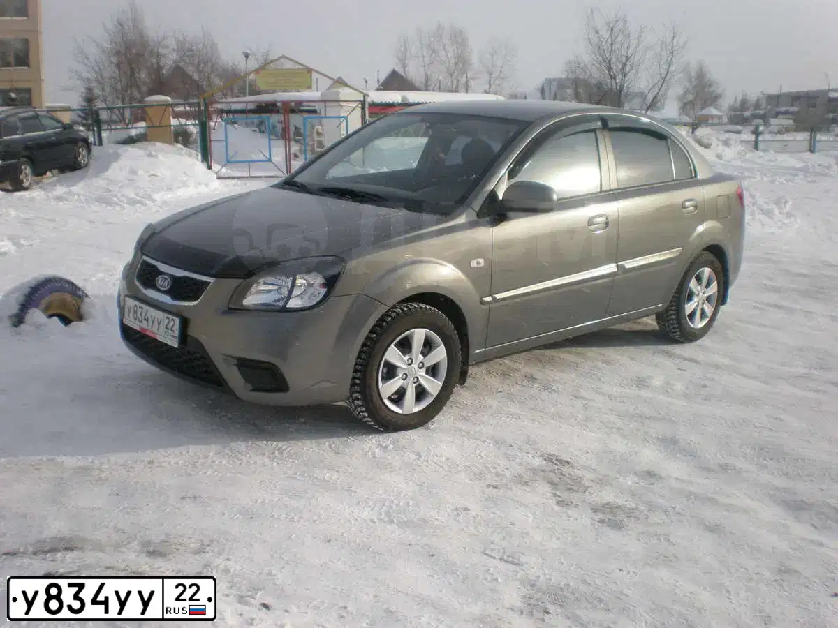 Фото автомобиля KIA RIO, 2010 — госномер У834УУ22. Цвет: ПЕРЛАМ.-СЕРЕБРИСТЫЙ