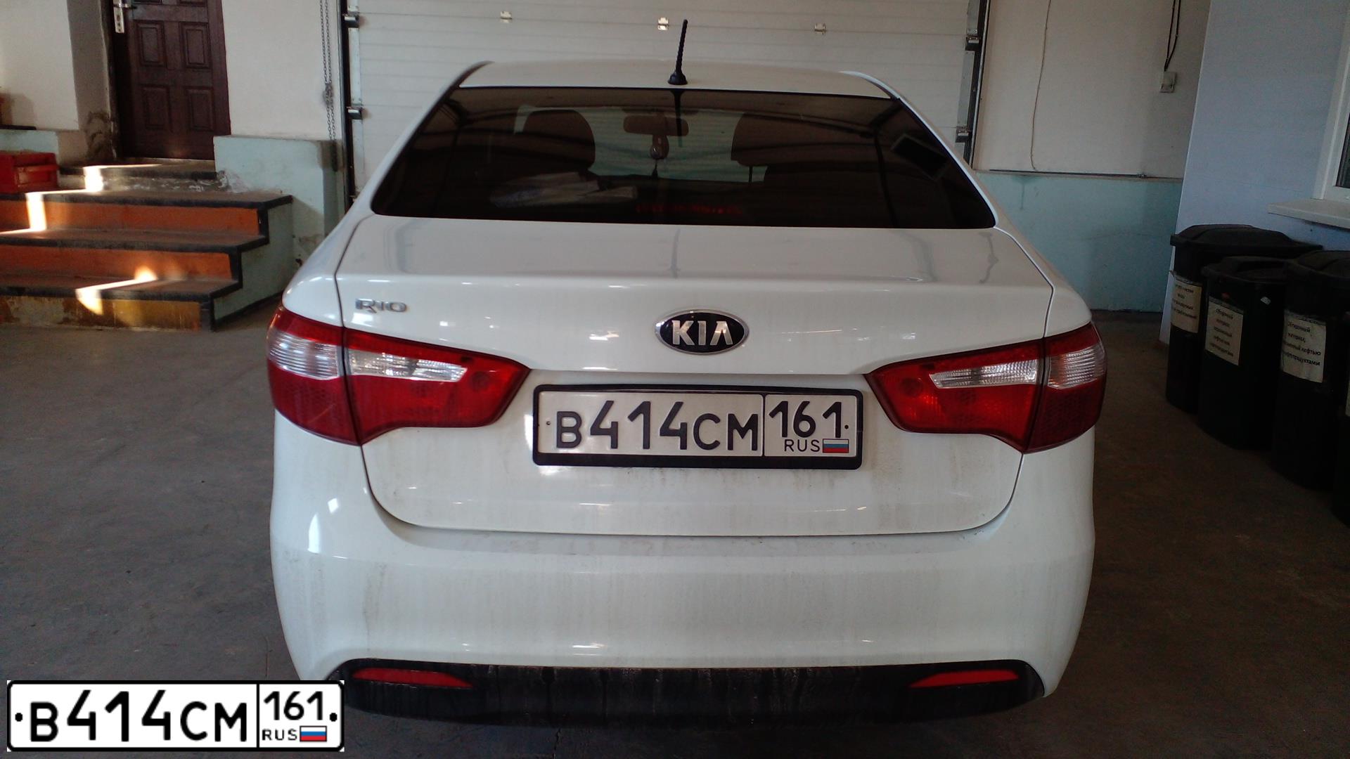 Фото автомобиля KIA RIO, 2013 — госномер В414СМ161. Цвет: БЕЛЫЙ