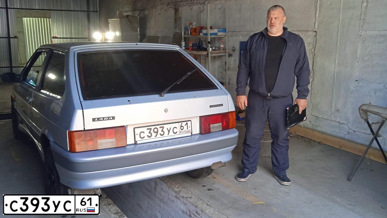Фото автомобиля LADA 2113 SAMARA, 2007 — госномер С393УС61. Цвет: Серебристо-Желто-Голубой