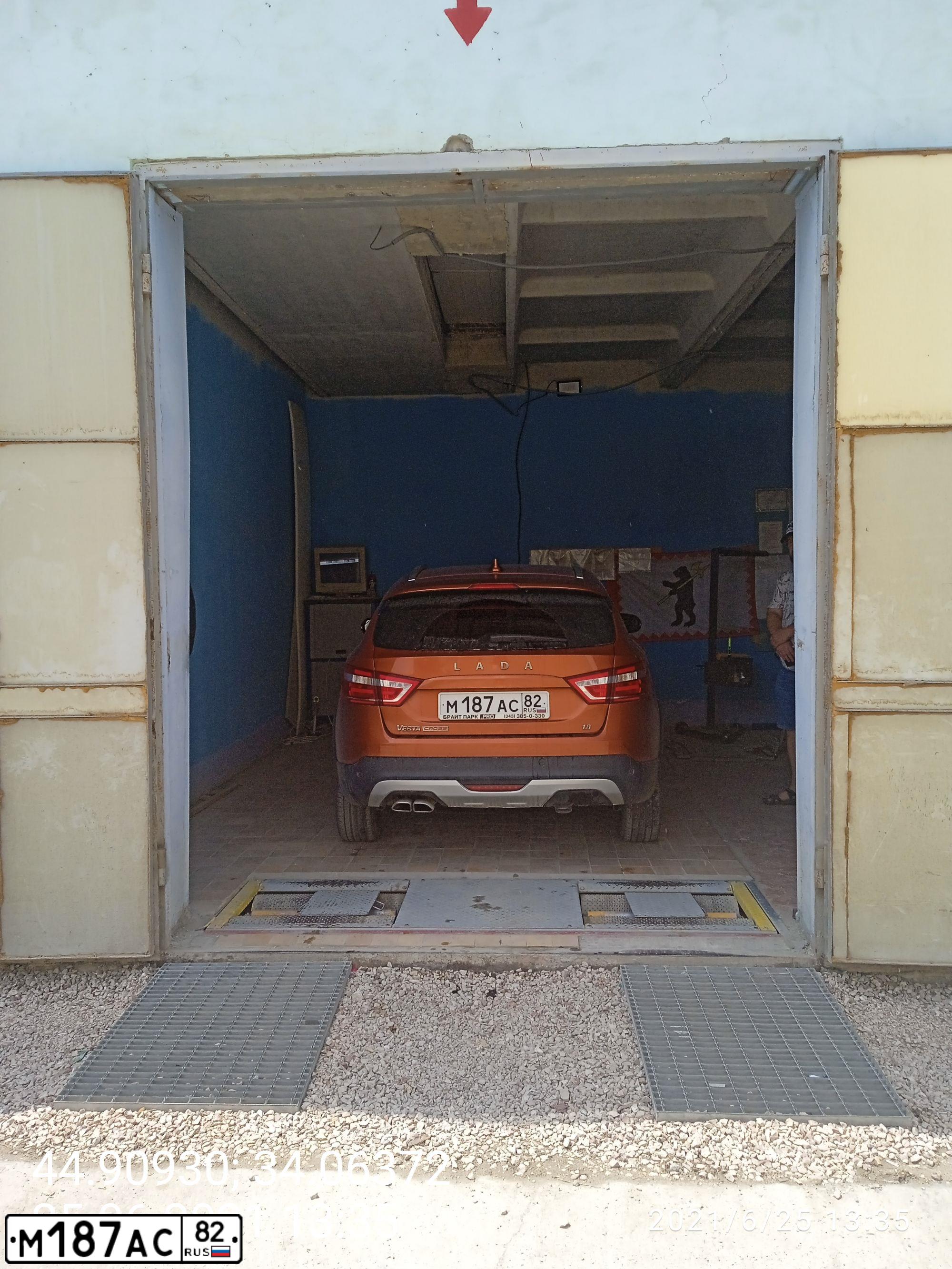 Фото автомобиля LADA VESTA, 2019 — госномер М187АС82. Цвет: Оранжевый
