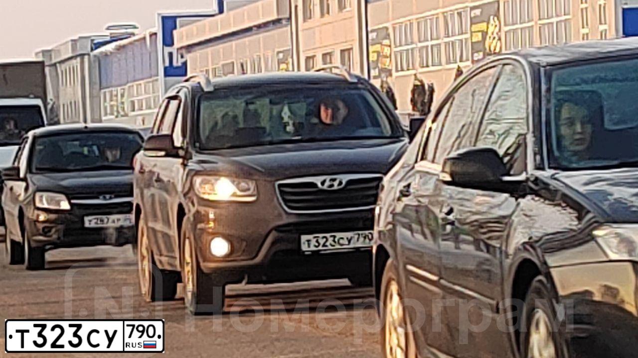 Фото автомобиля HYUNDAI SANTA FE, 2011 — госномер Е693ВН180. Цвет: ВИШНЕВЫЙ ТЕМНЫЙ