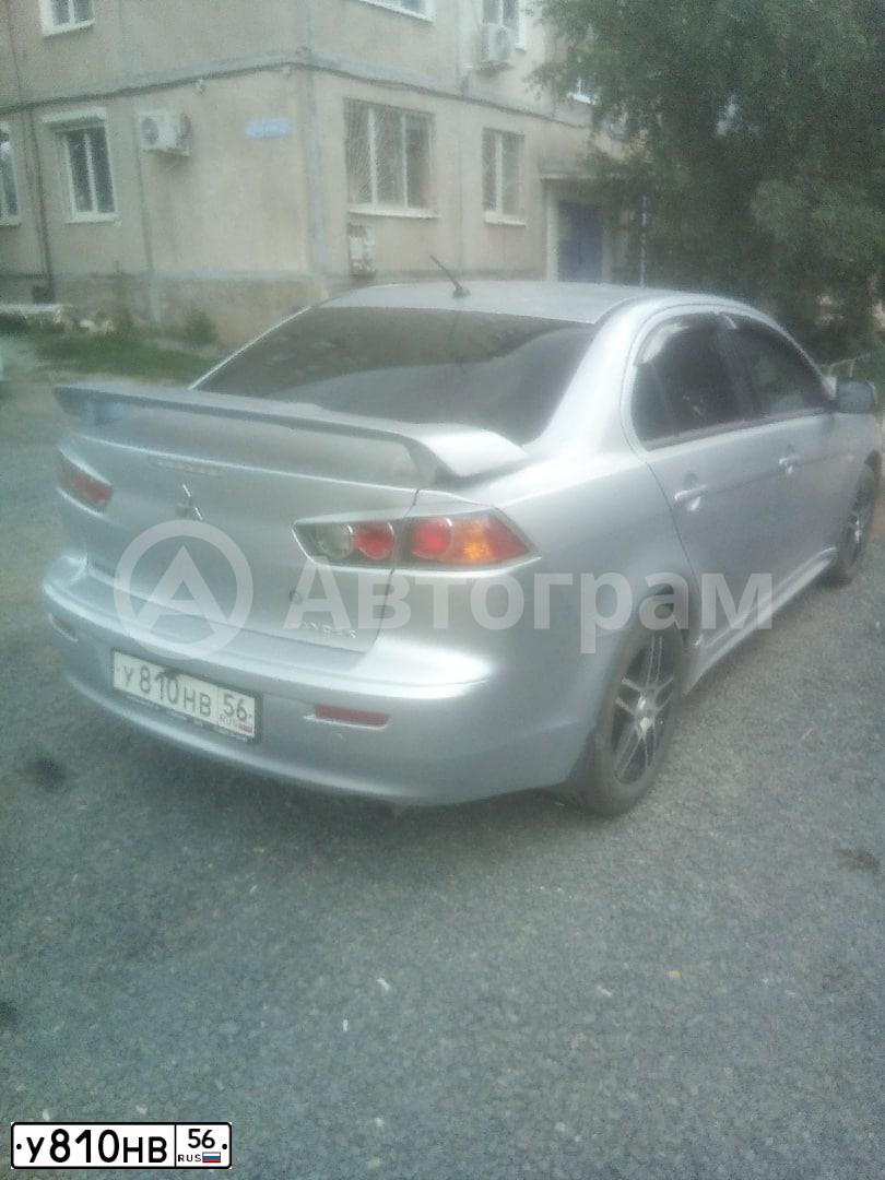 Фото автомобиля MITSUBISHI LANCER, 2013 — госномер У810НВ56. Цвет: СЕРЕБРИСТЫЙ