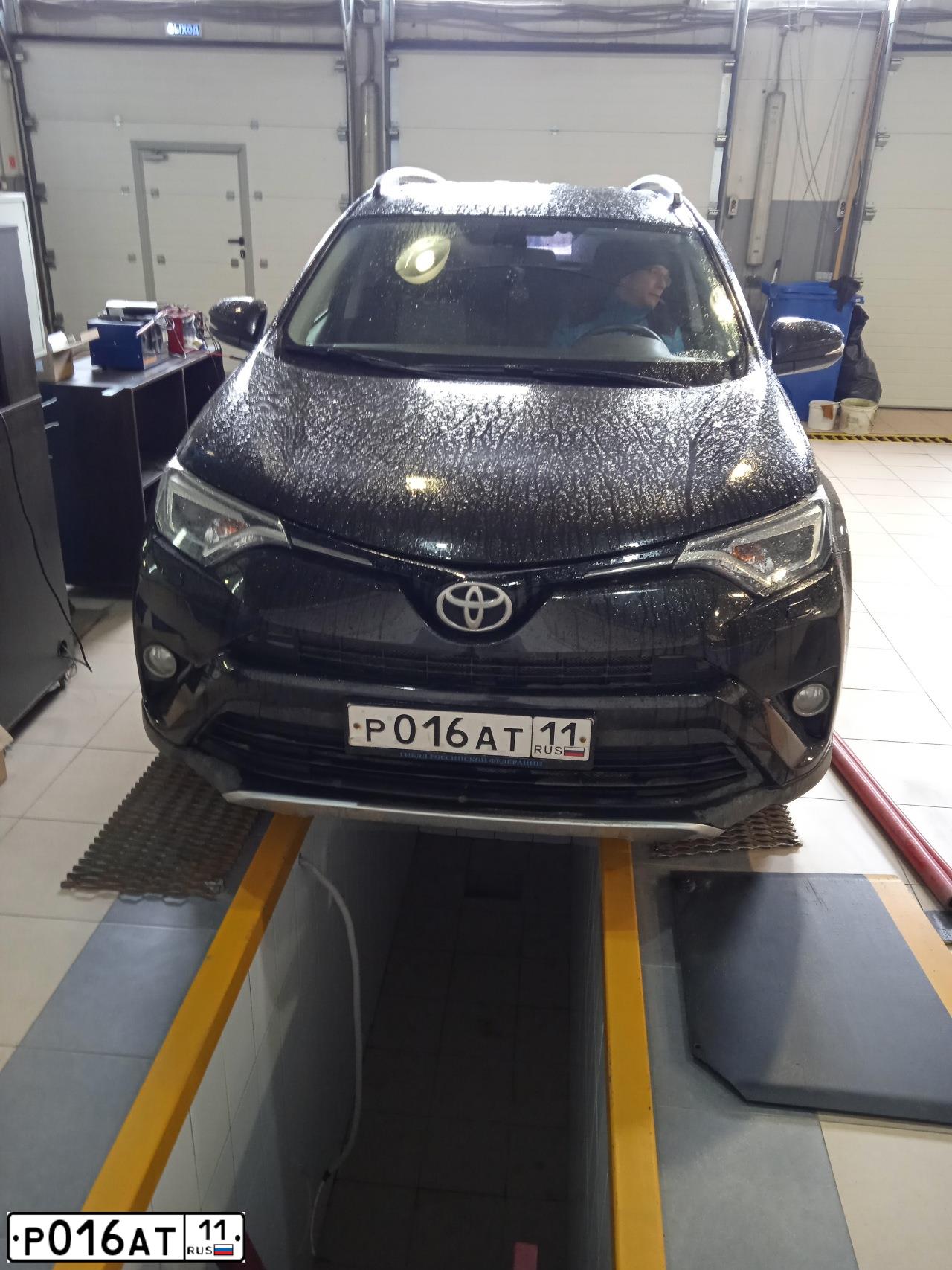 Фото автомобиля TOYOTA RAV4, 2015 — госномер Р016АТ11. Цвет: ТЕМНО-КОРИЧНЕВЫЙ