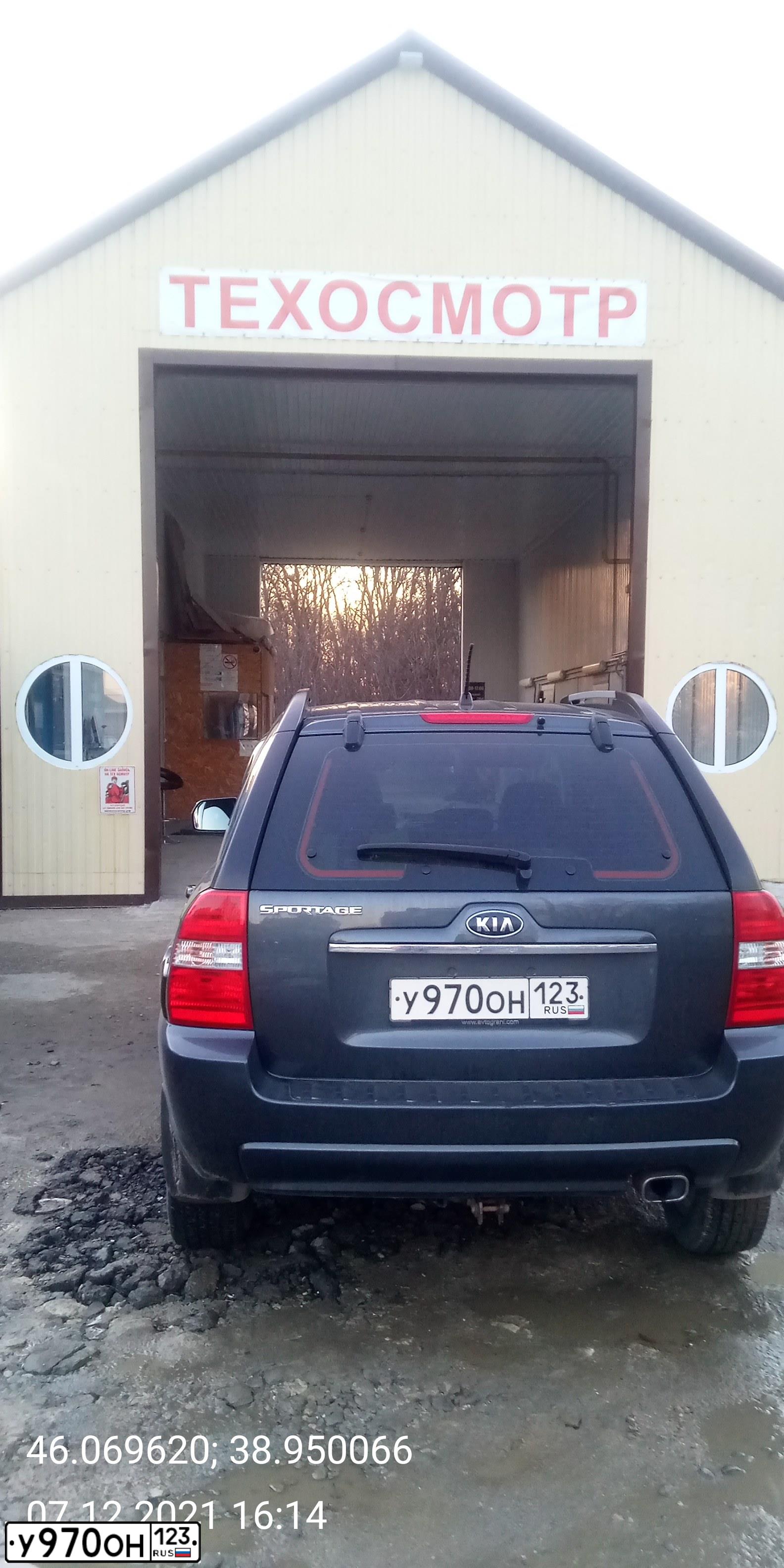 Фото автомобиля KIA SPORTAGE, 2008 — госномер М005АХ61. Цвет: Серый