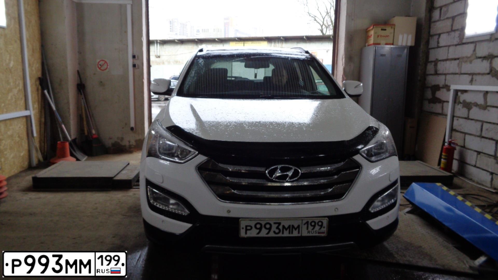 Фото автомобиля HYUNDAI SANTA FE, 2012 — госномер Р993ММ199. Цвет: БЕЛЫЙ