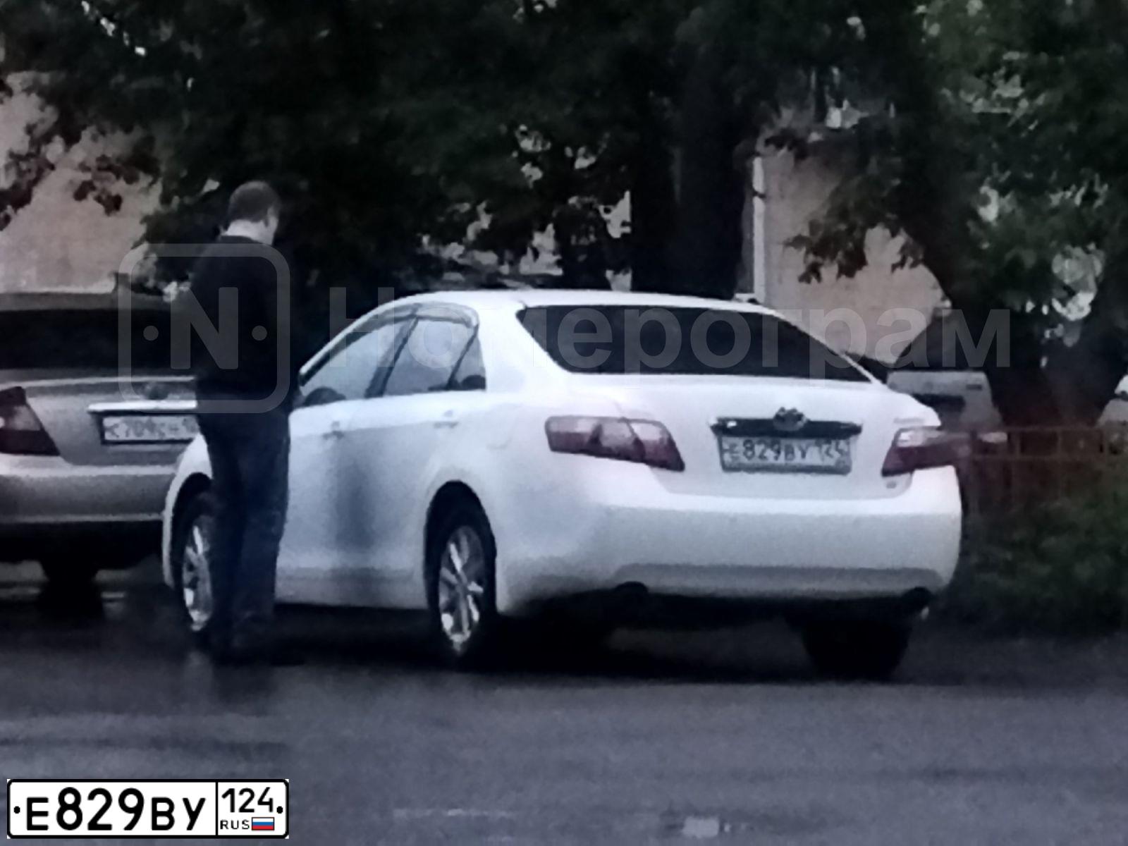 Фото автомобиля TOYOTA CAMRY, 2011 — госномер Е829ВУ124. Цвет: Белый