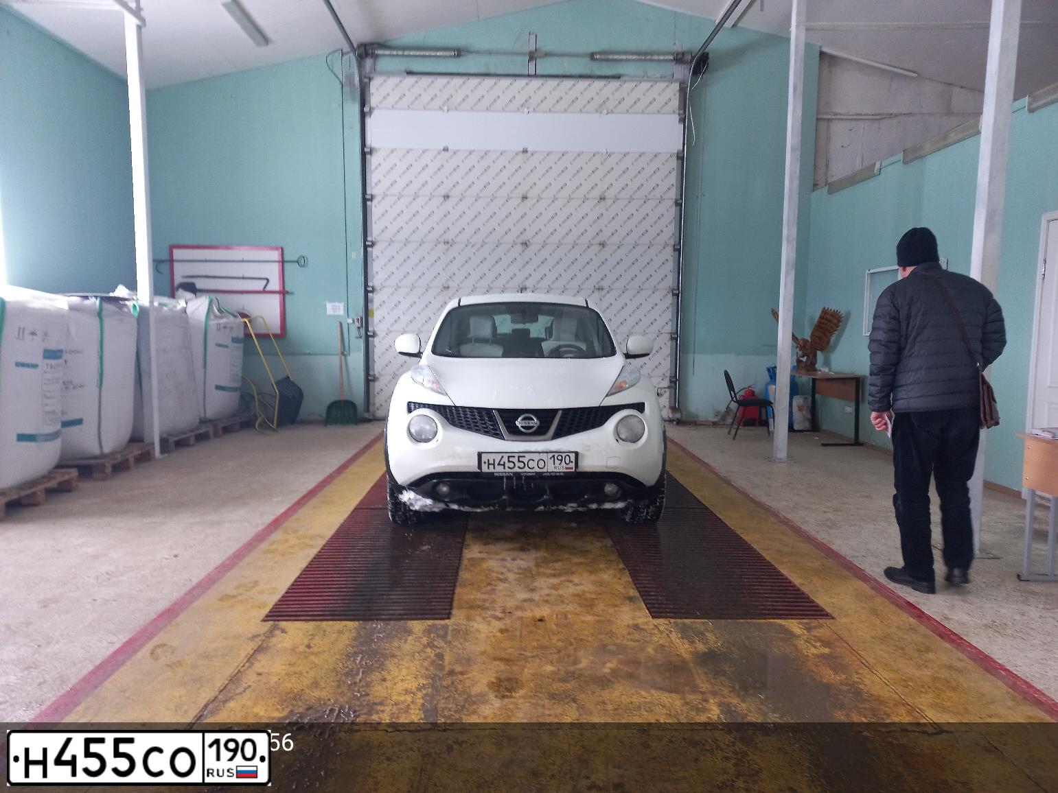 Фото автомобиля NISSAN JUKE, 2012 — госномер Н455СО190. Цвет: Белый