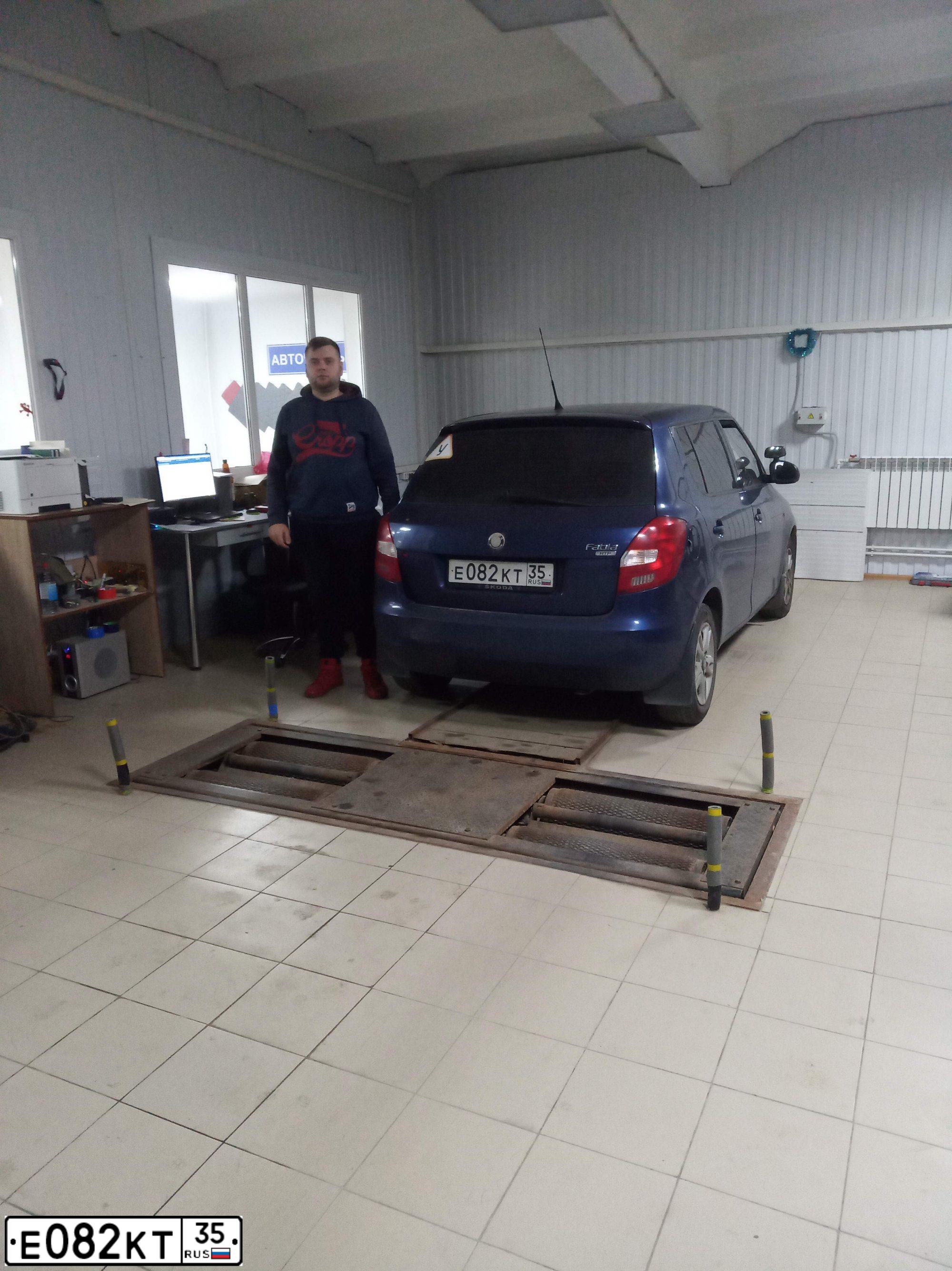 Фото автомобиля SKODA FABIA, 2008 — госномер Е082КТ35. Цвет: ТЕМНО-СИНИЙ