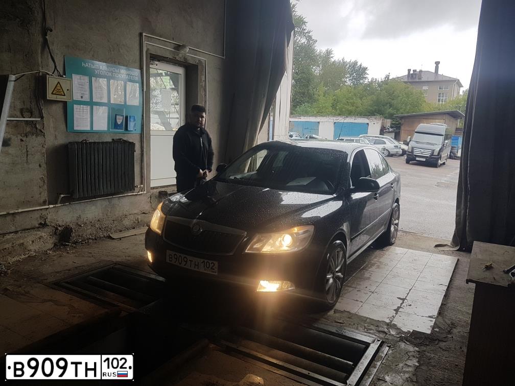 Фото автомобиля SKODA OCTAVIA, 2010 — госномер В909ТН102. Цвет: ЧЕРНЫЙ