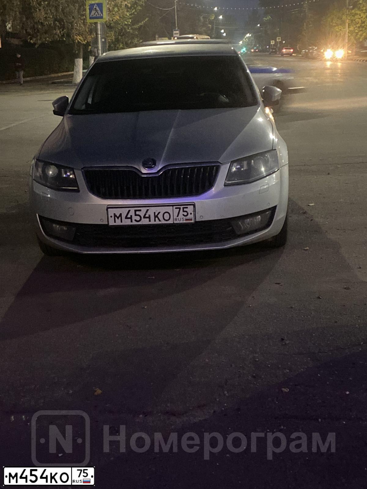 Фото автомобиля SKODA OCTAVIA, 2013 — госномер М454КО75. Цвет: Серебристый