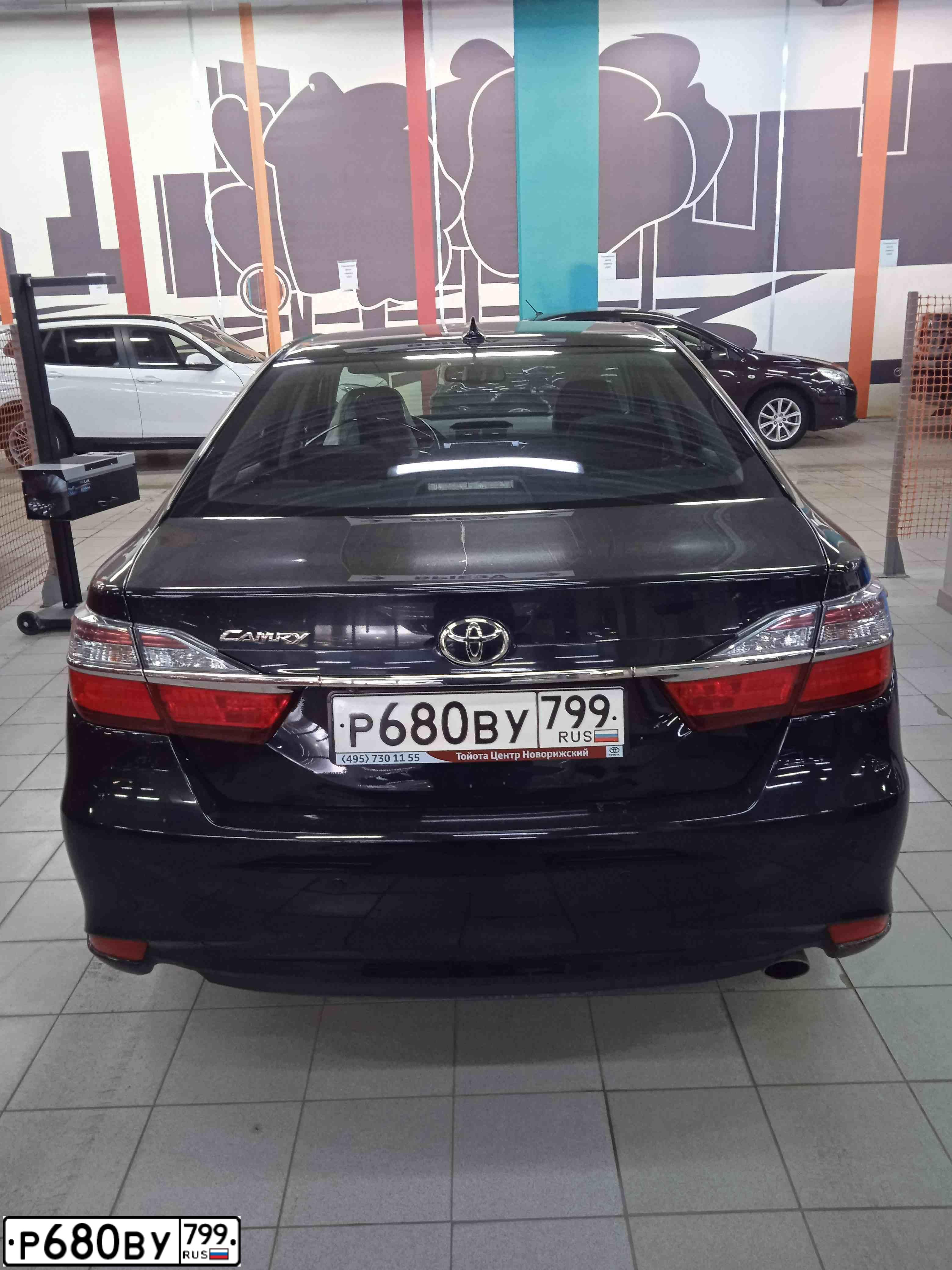Фото автомобиля TOYOTA CAMRY, 2018 — госномер Р680ВУ799. Цвет: ЧЕРНЫЙ МЕТАЛЛИК