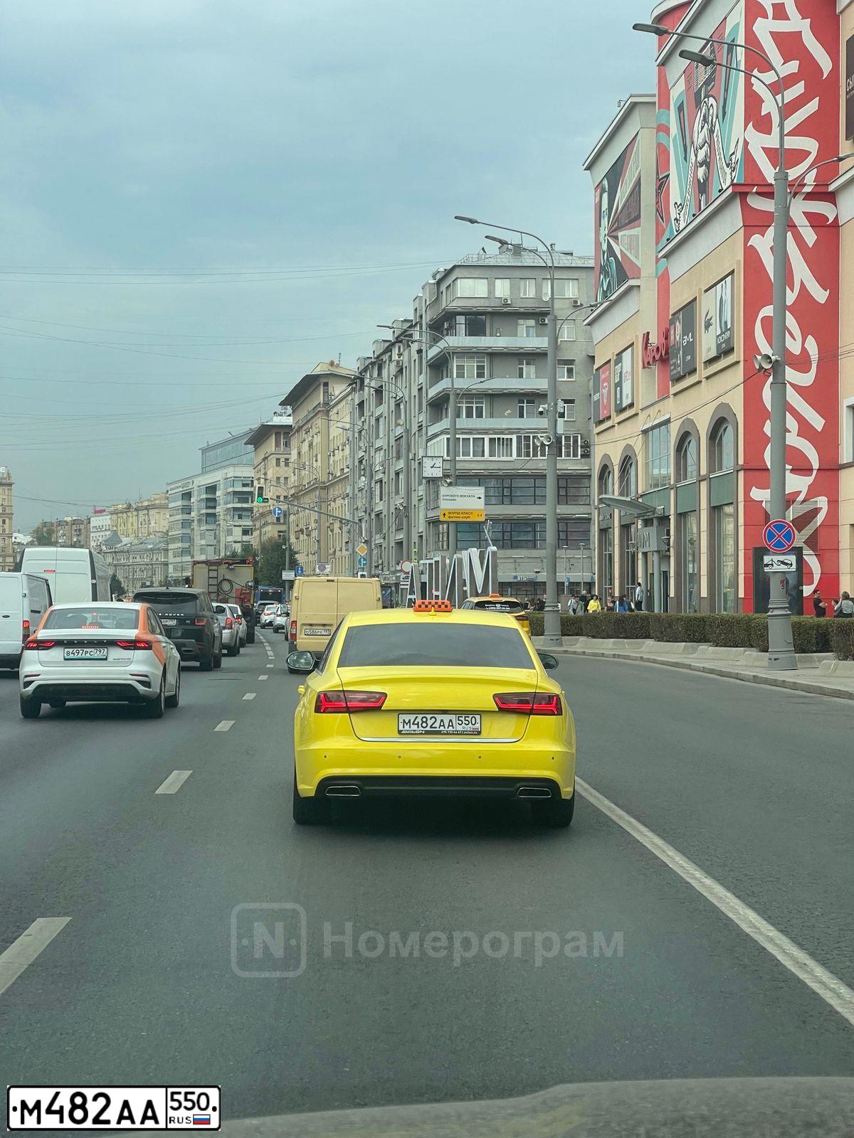 Фото автомобиля AUDI A6, 2018 — госномер М482АА550. Цвет: ЖЕЛТЫЙ