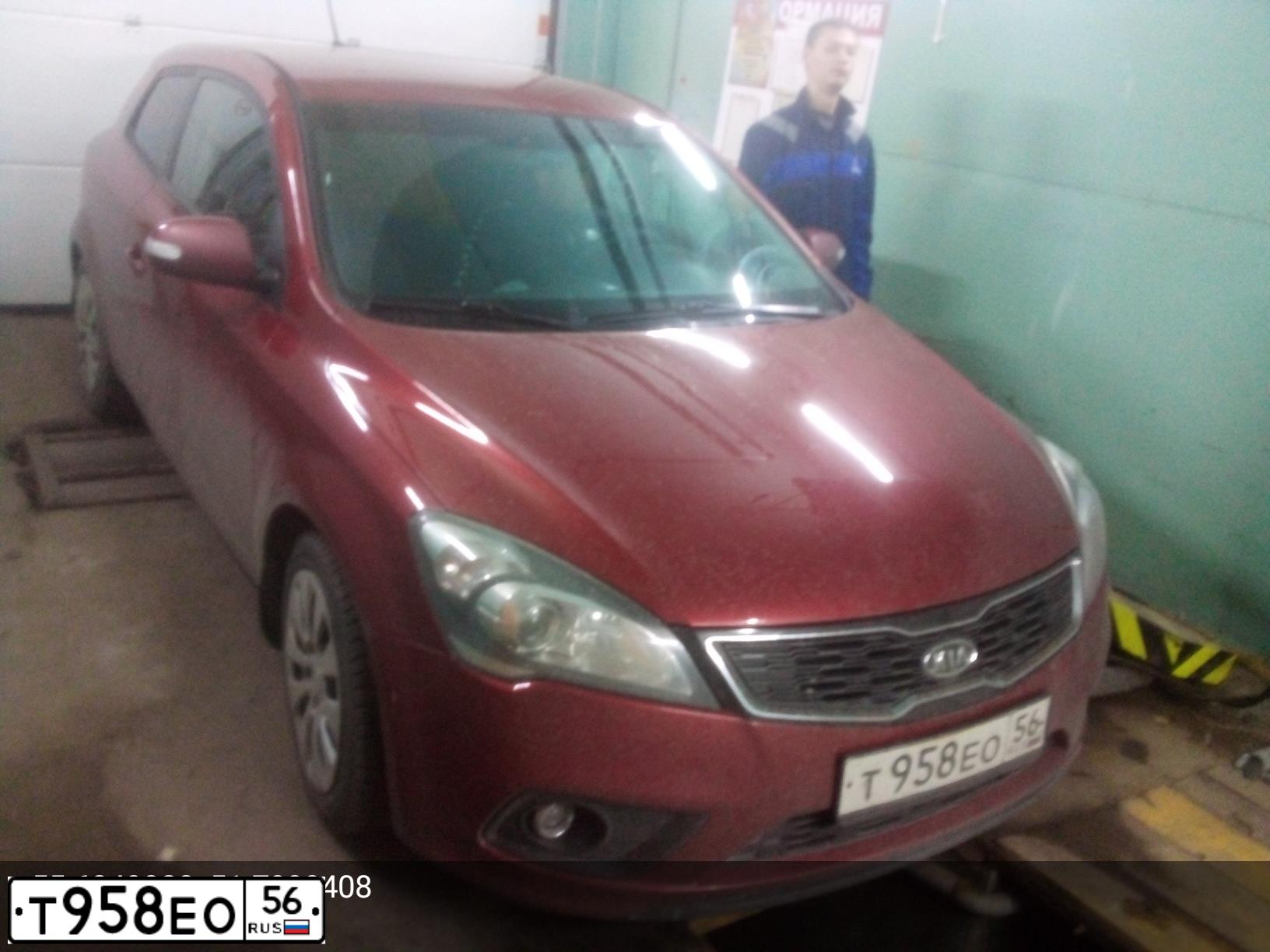 Фото автомобиля KIA CEE'D, 2011 — госномер В401ОН186. Цвет: Красный