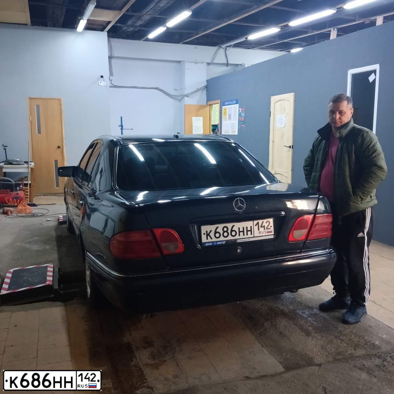 Фото автомобиля MERCEDES E-KLASSE, 1999 — госномер Р887ВХ154. Цвет: Темно-синий