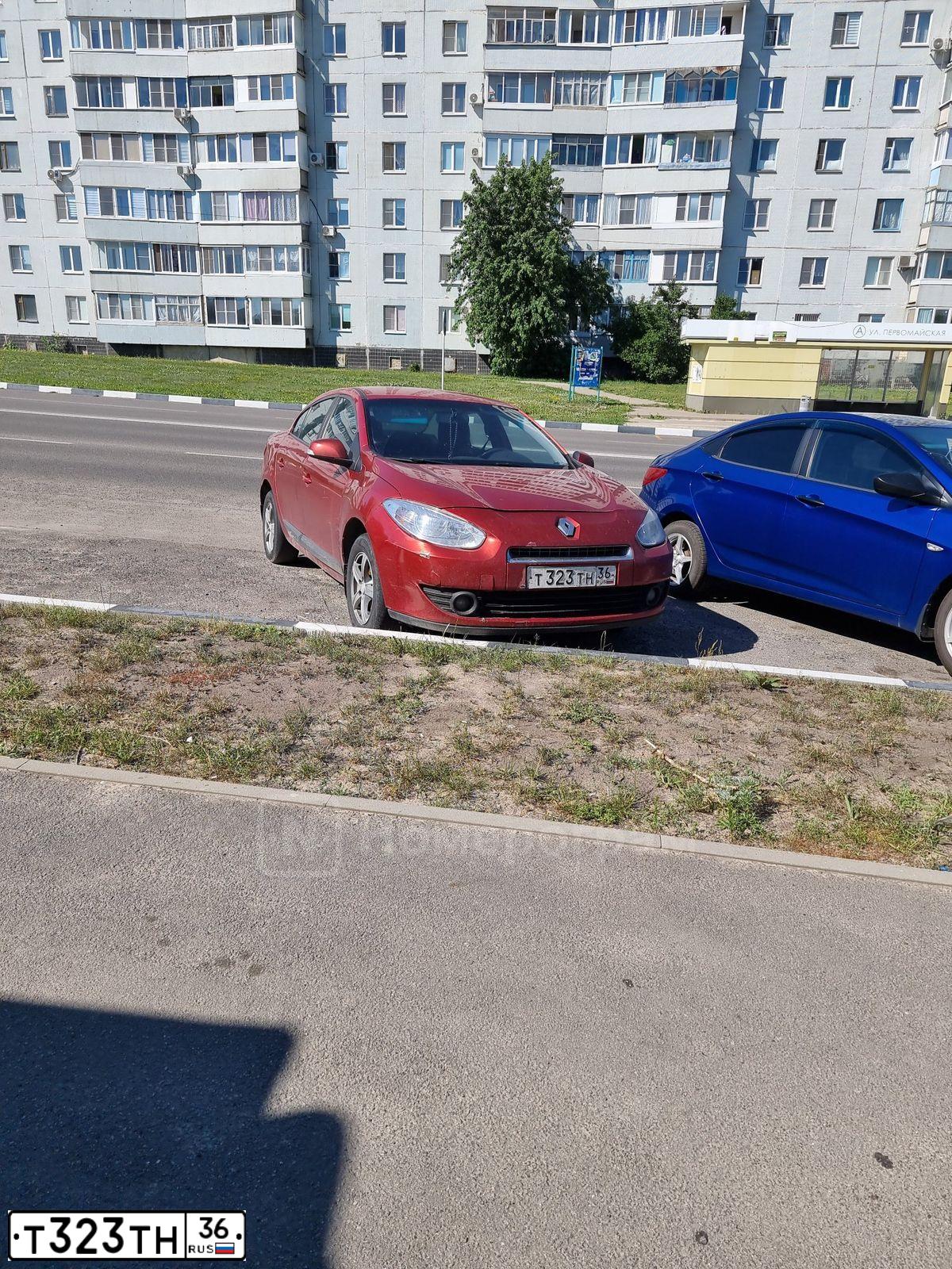 Фото автомобиля RENAULT FLUENCE, 2010 — госномер Т323ТН36. Цвет: Красный