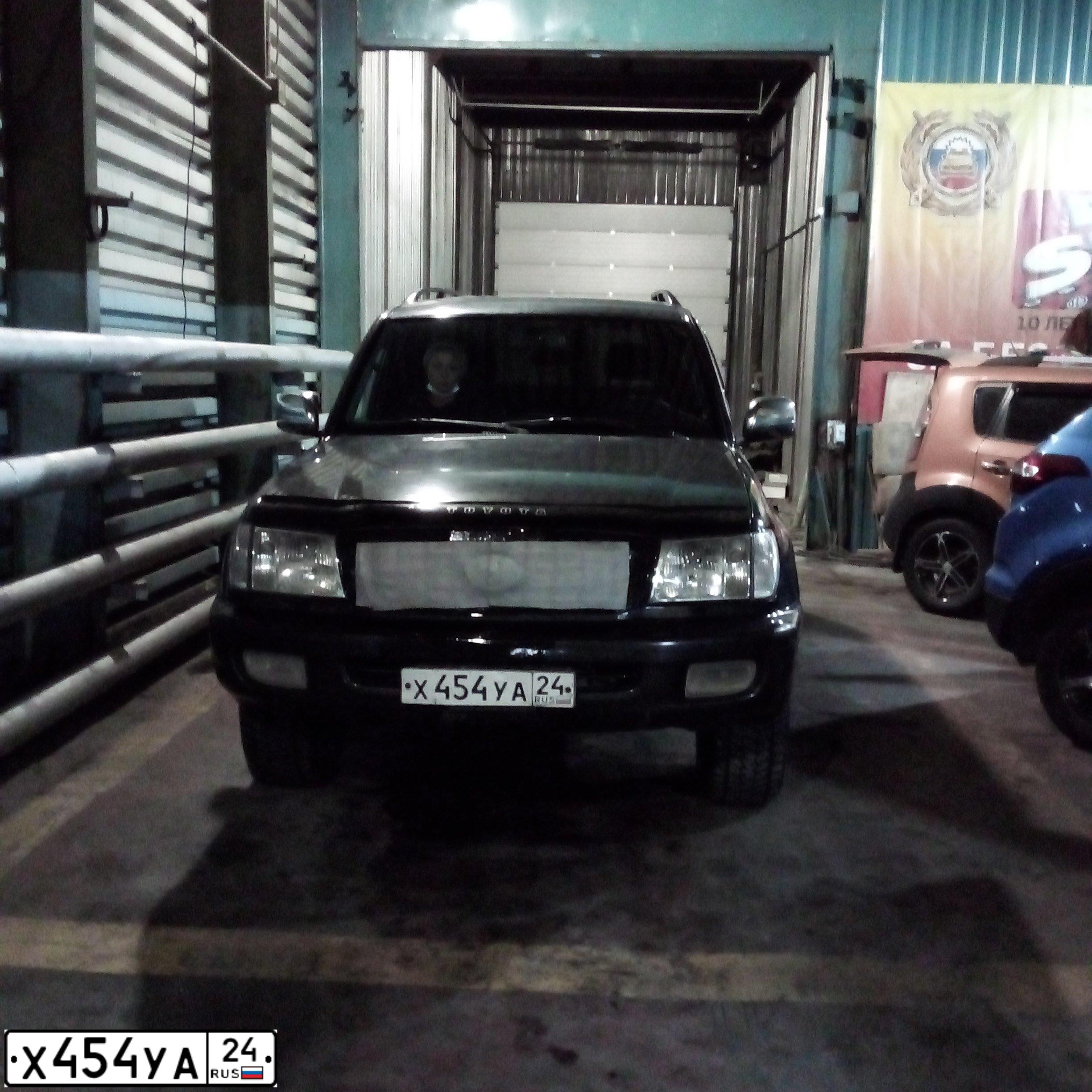 Фото автомобиля TOYOTA LANDCRUISER, 1998 — госномер Х454УА24. Цвет: ЧЕРНЫЙ