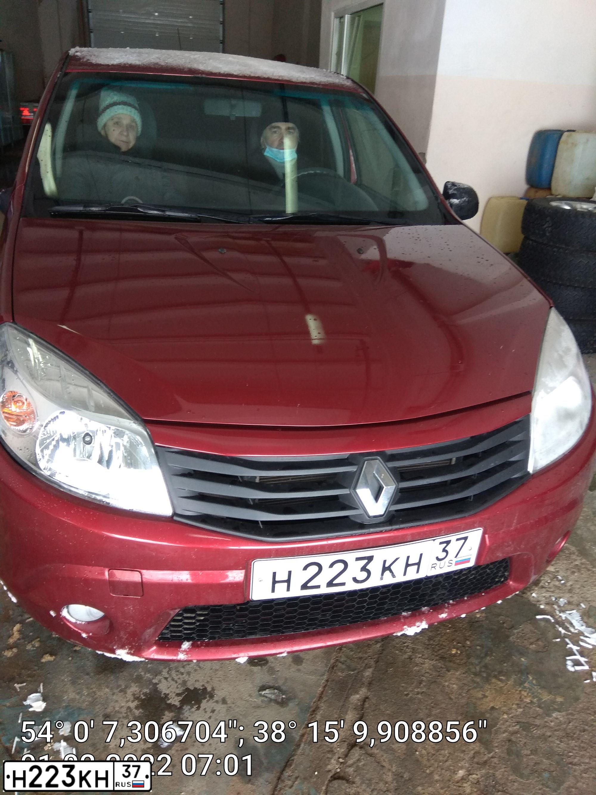 Фото автомобиля RENAULT SANDERO, 2012 — госномер А558ХС51. Цвет: Красный