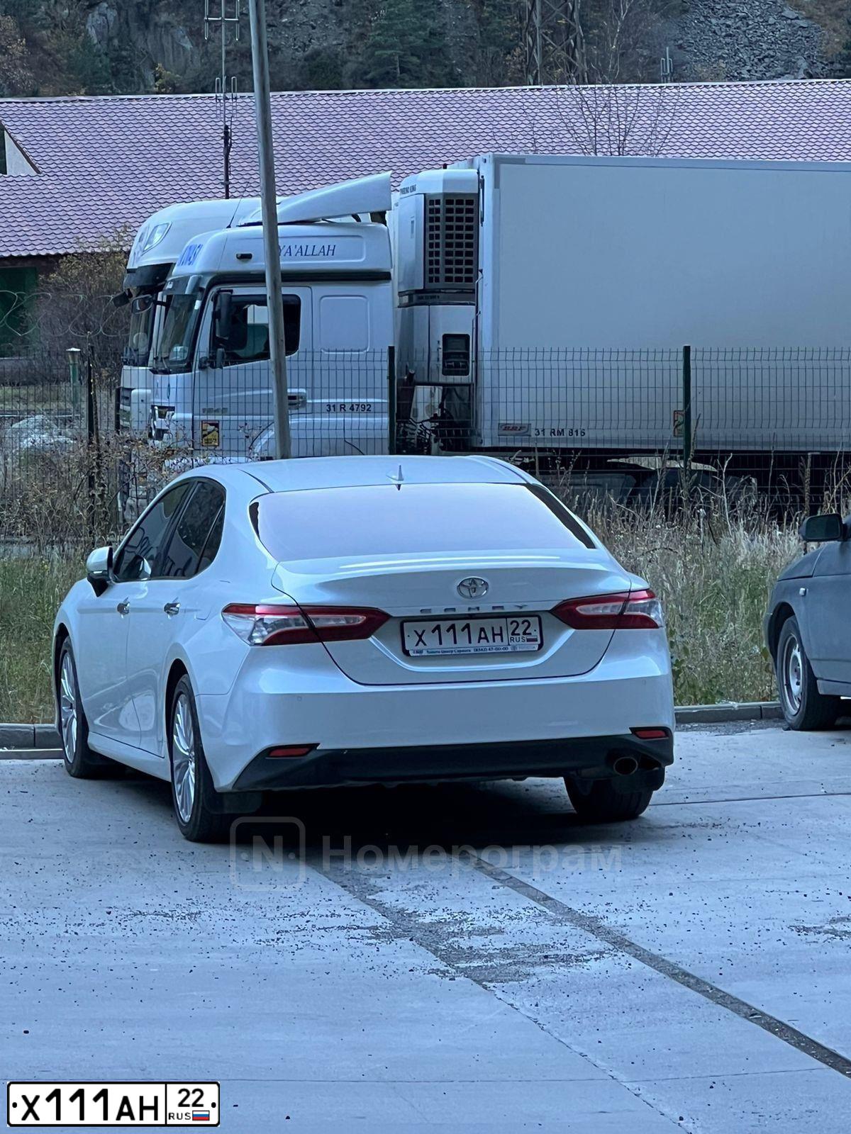 Фото автомобиля TOYOTA CAMRY, 2018 — госномер Х111АН22. Цвет: БЕЛЫЙ ПЕРЛАМУТР