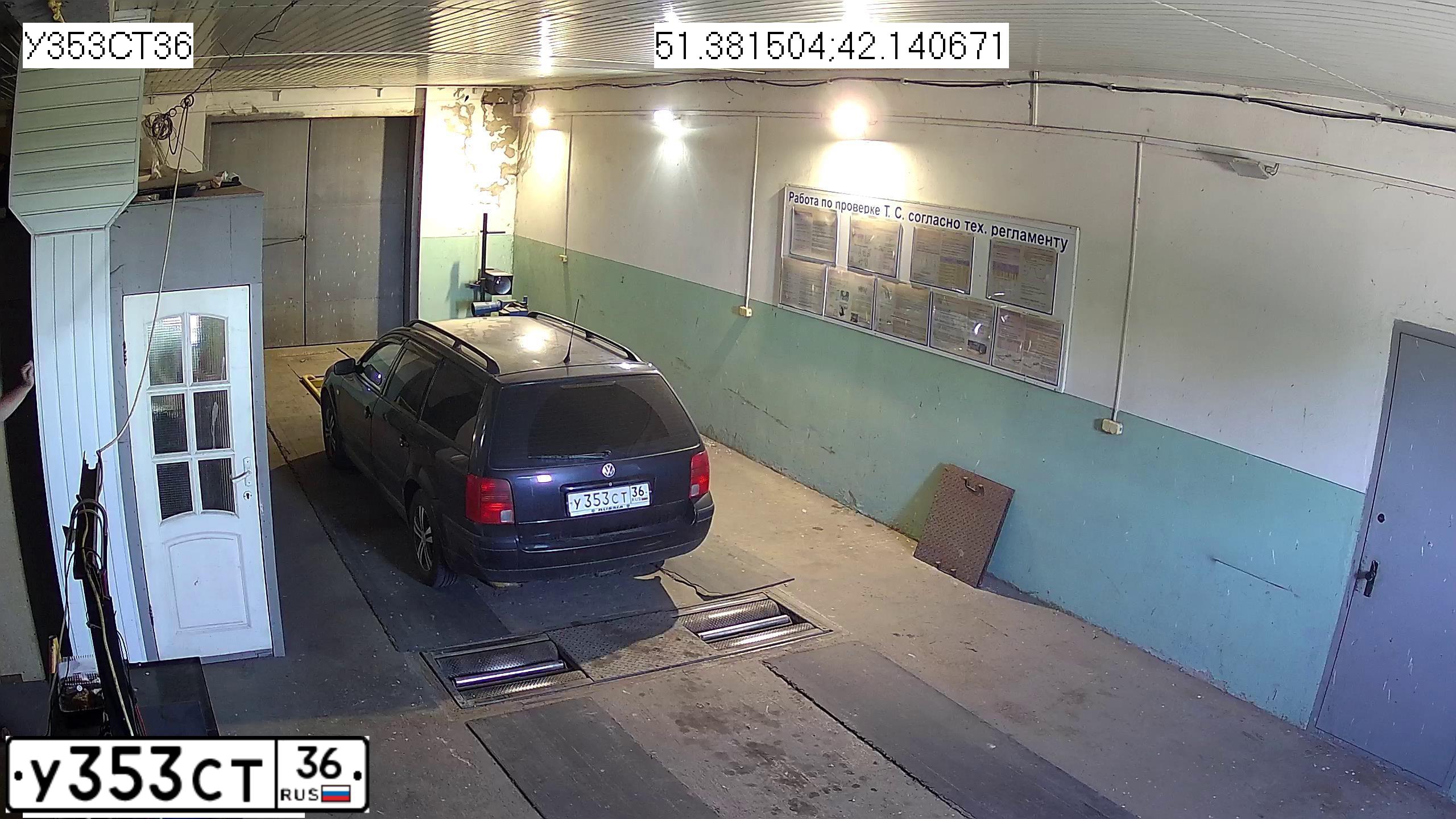 Фото автомобиля VOLKSWAGEN PASSAT, 2000 — госномер У353СТ36. Цвет: ЧЕРНЫЙ