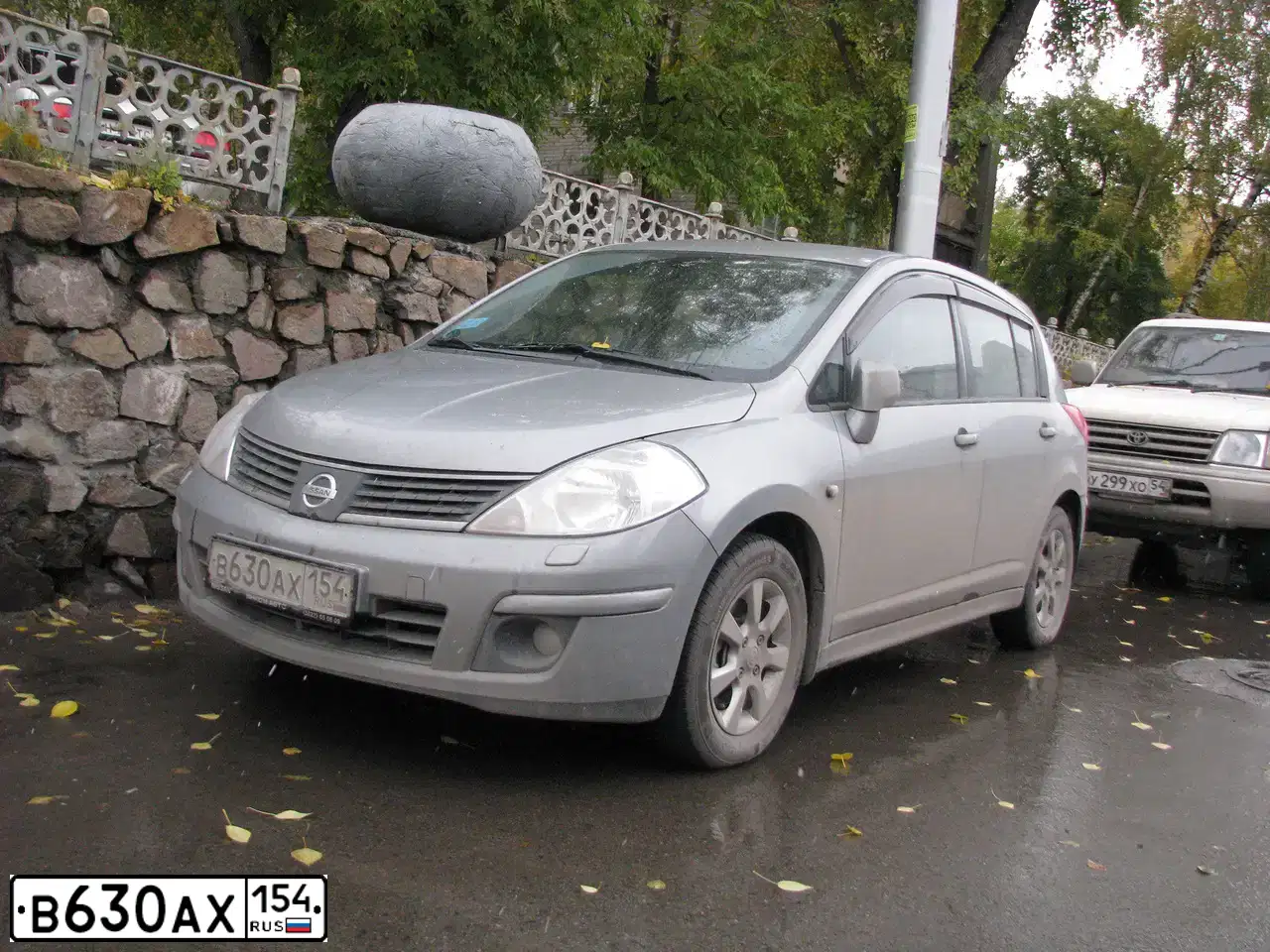 Фото автомобиля NISSAN TIIDA, 2010 — госномер В630АХ154. Цвет: СЕРЫЙ