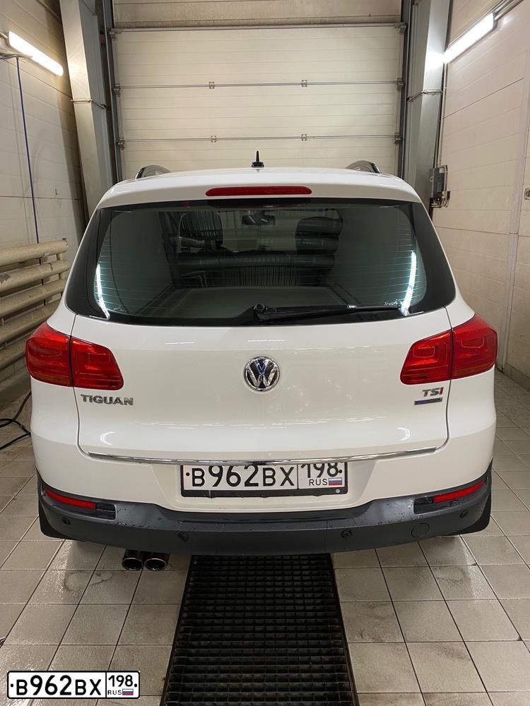 Фото автомобиля VOLKSWAGEN TIGUAN, 2012 — госномер В962ВХ198. Цвет: Белый