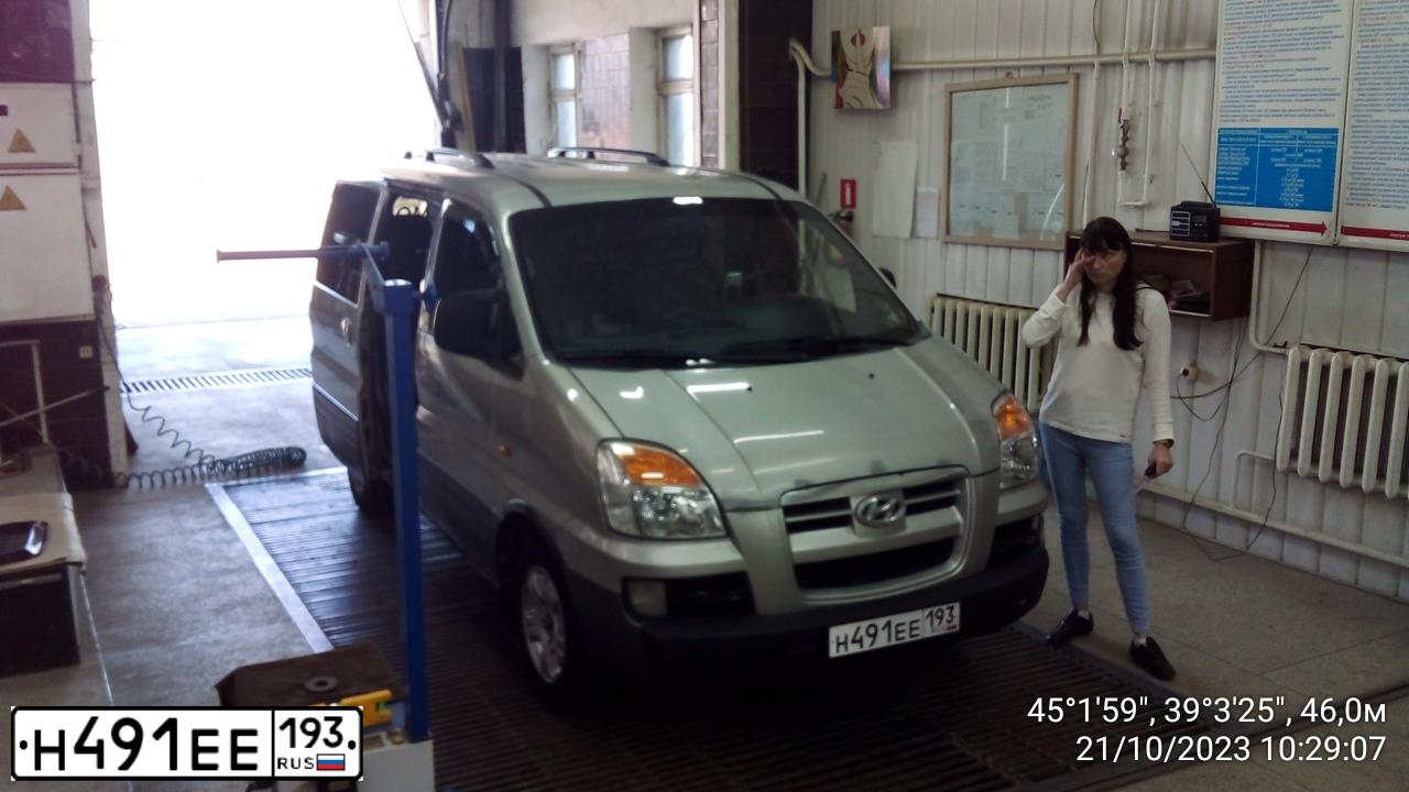 Фото автомобиля HYUNDAI H 1/H 100/STAREX, 2005 — госномер Н491ЕЕ193. Цвет: ТЕМНО-СЕРЫЙ