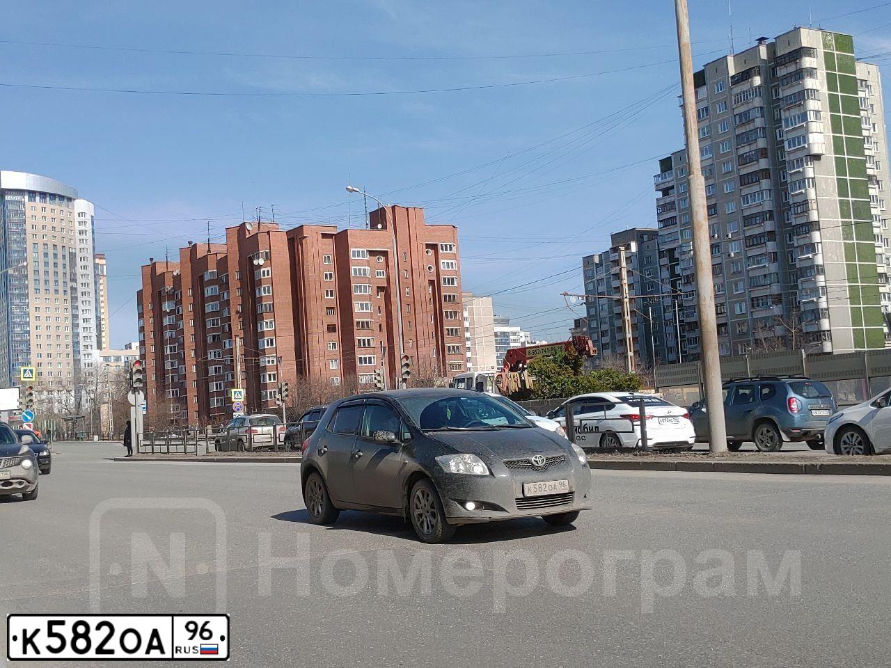 Фото автомобиля TOYOTA AURIS, 2007 — госномер К582ОА96. Цвет: ЧЕРНЫЙ