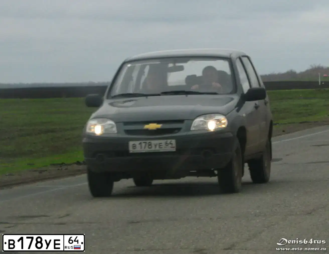Фото автомобиля CHEVROLET NIVA, 2011 — госномер Е161НТ164. Цвет: ТЕМНО-СЕРО-ЗЕЛЕНЫЙ