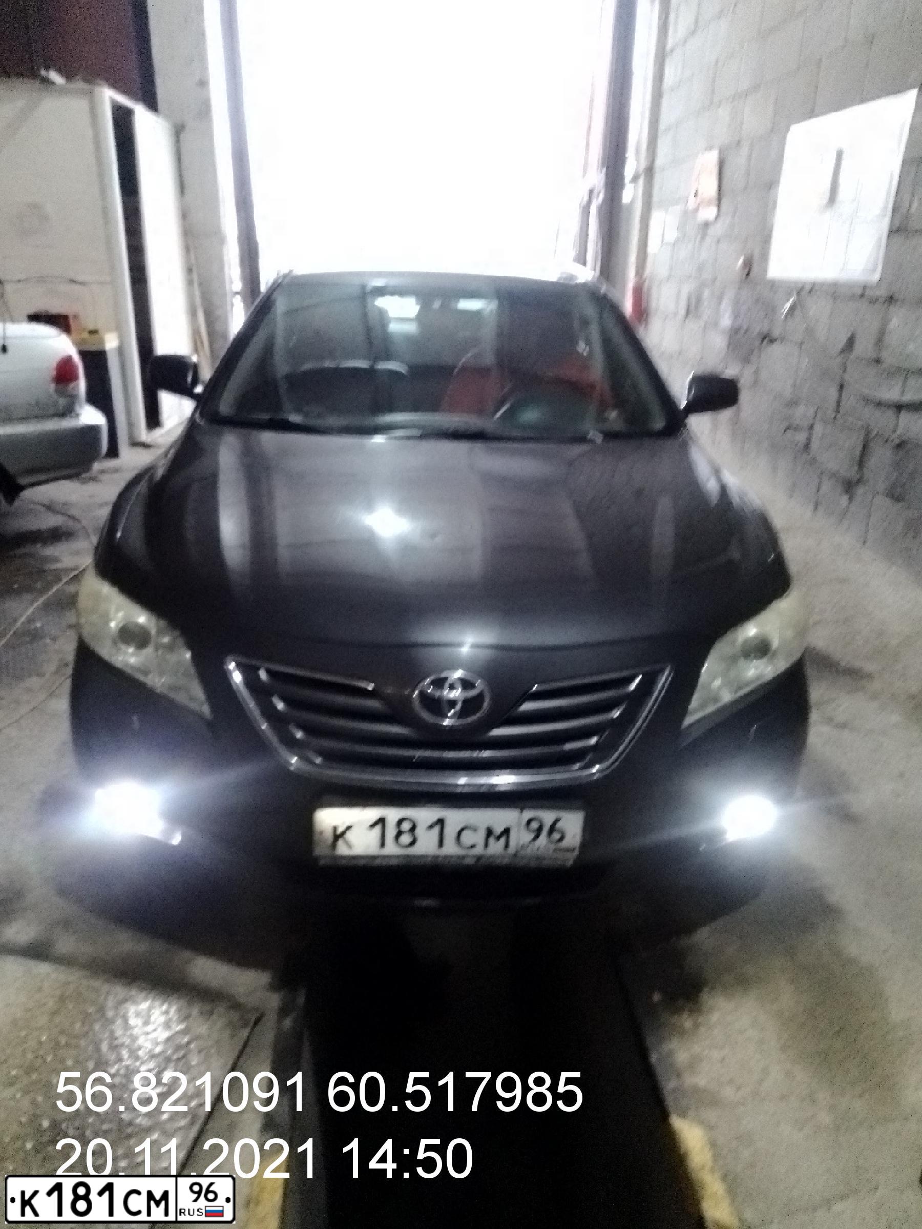 Фото автомобиля TOYOTA CAMRY, 2008 — госномер К181СМ96. Цвет: СЕРЫЙ