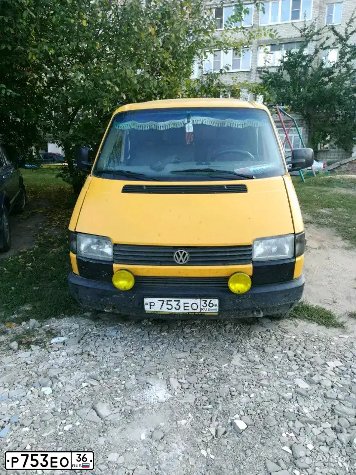 Фото автомобиля VOLKSWAGEN TRANSPORTER, 1992 — госномер Н346КЕ136. Цвет: ЖЕЛТЫЙ