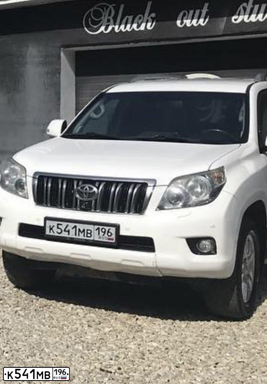 Фото автомобиля TOYOTA LANDCRUISER, 2010 — госномер В552НМ89. Цвет: Белый