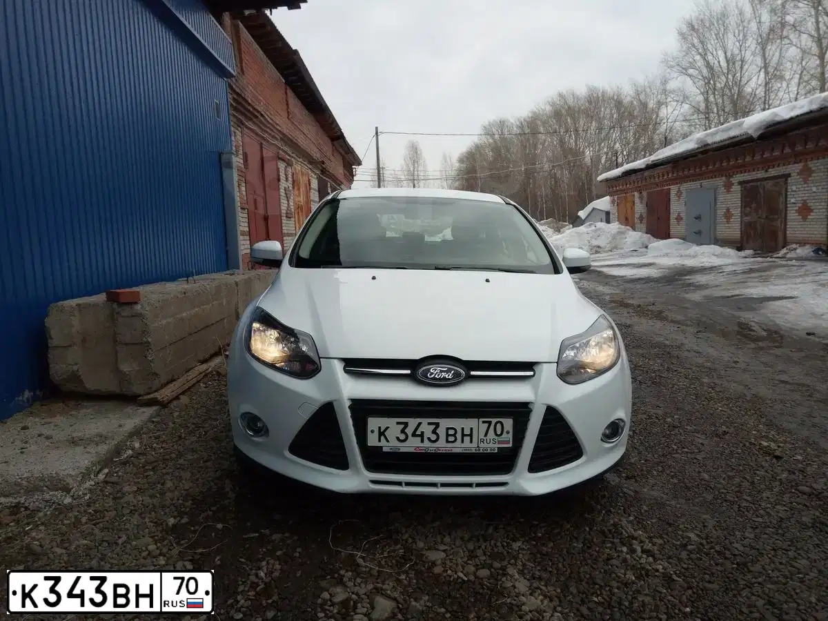 Фото автомобиля FORD FOCUS, 2012 — госномер К343ВН70. Цвет: Белый