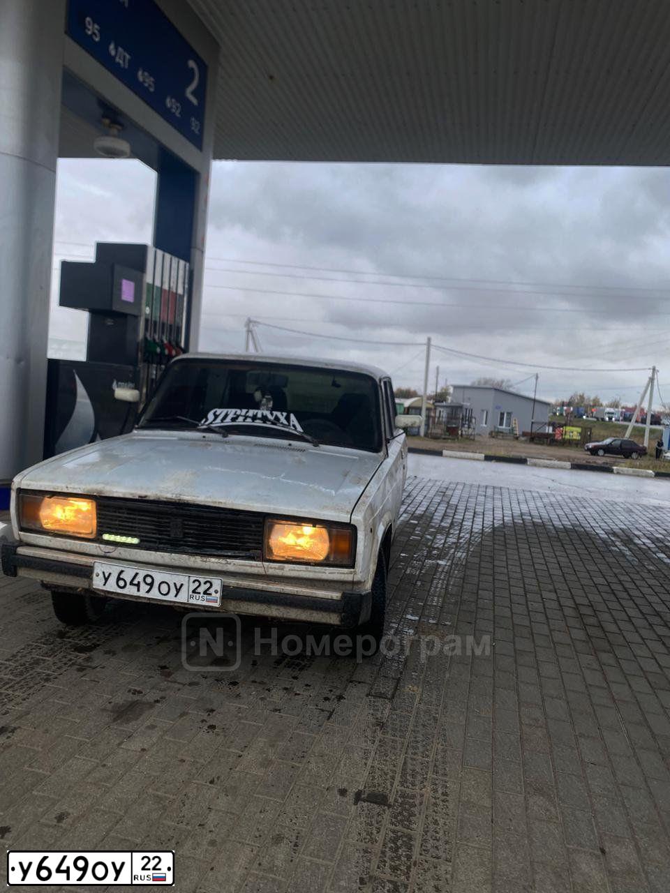 Фото автомобиля LADA 2105, 1988 — госномер У649ОУ22. Цвет: БЕЛЫЙ
